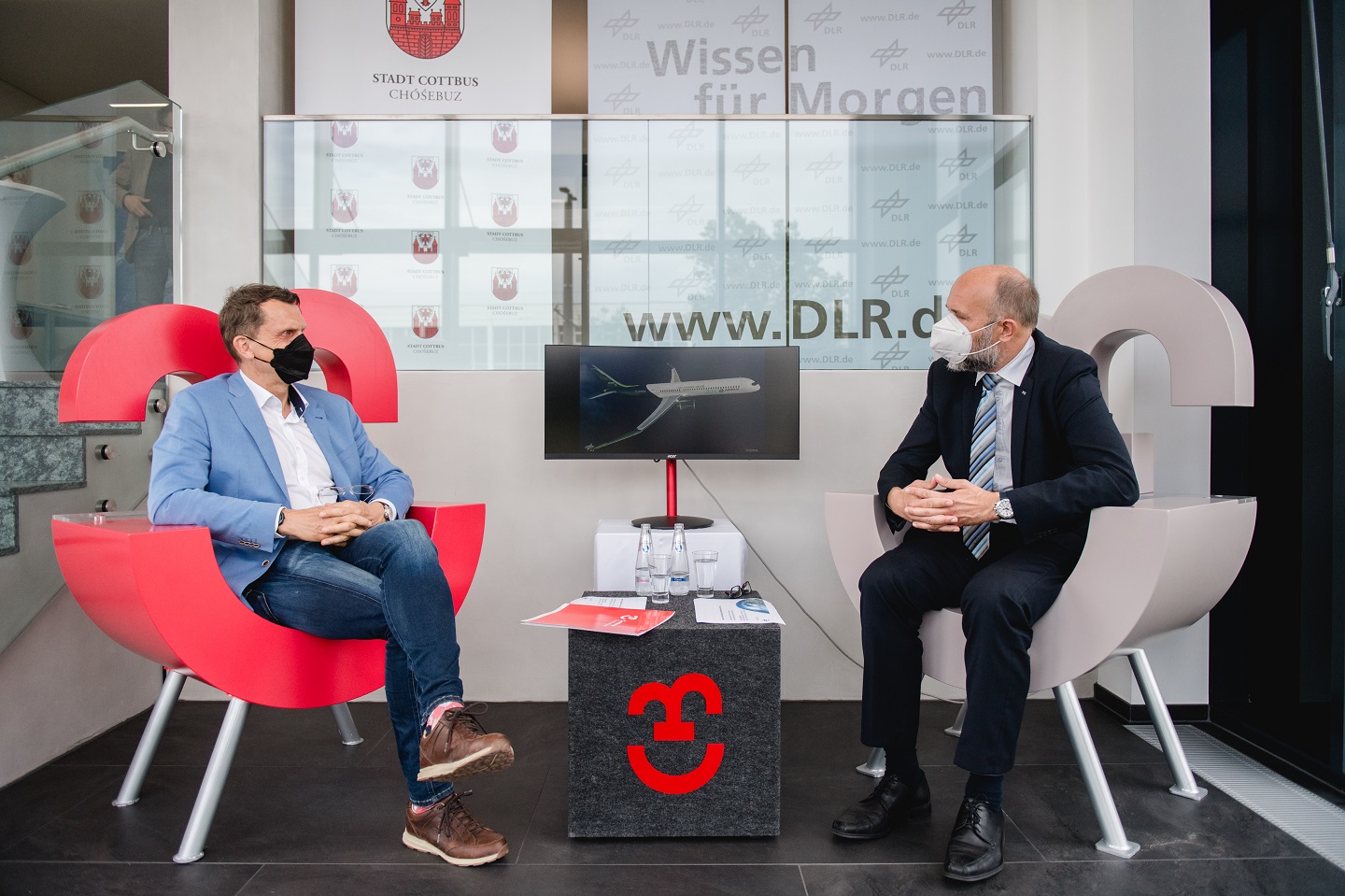 Der Cottbuser Oberbürgermeister Holger Kelch zu Besuch beim Institut für Elektrifizierte Luftfahrtantriebe