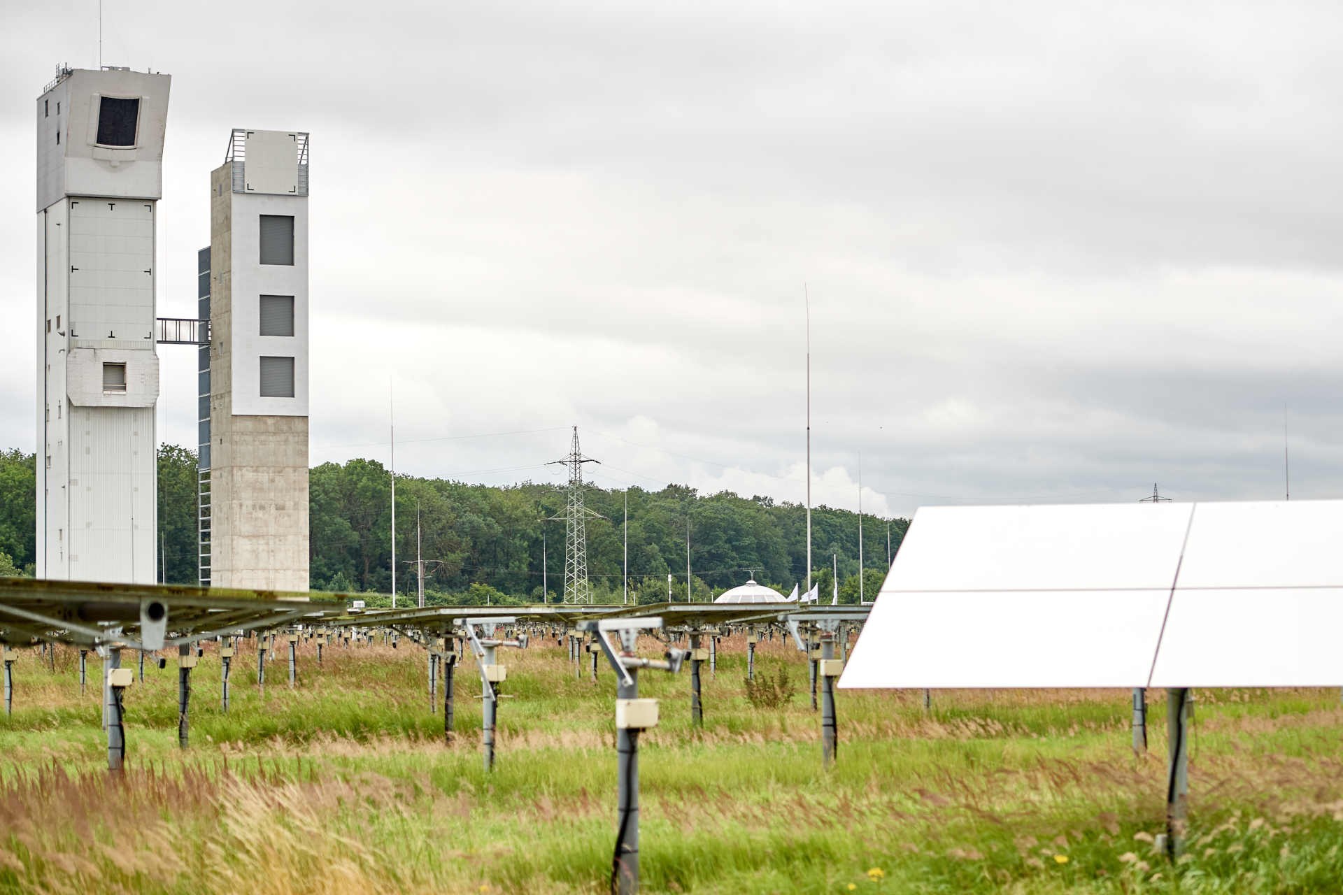 Die zwei Solartürme des DLR in Jülich.