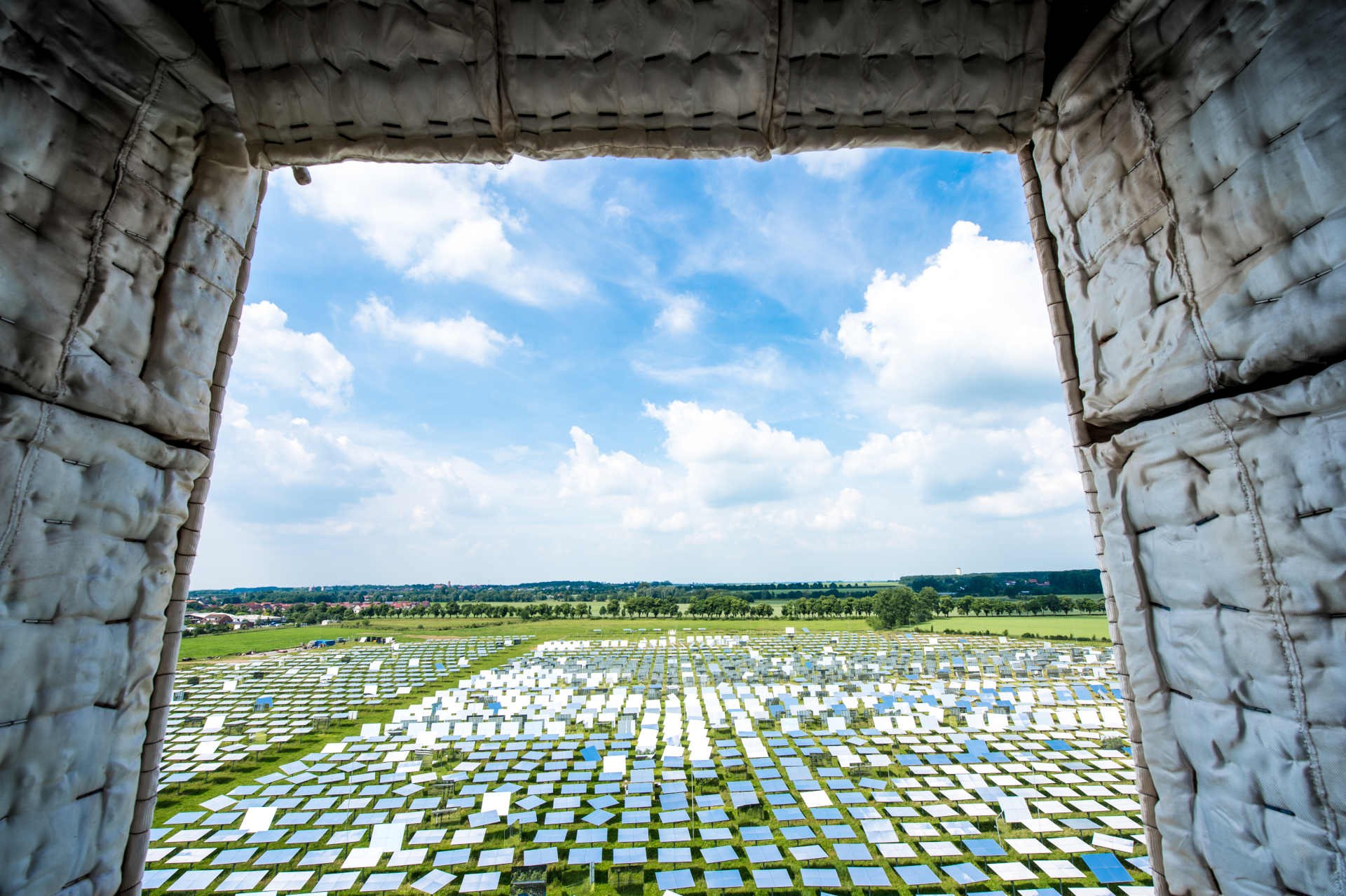 Sonnige Aussicht von der Testkammer auf das Jülicher Spiegelfeld.