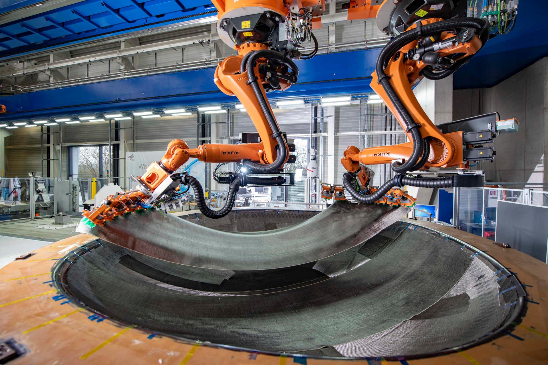 Mensch und Roboter arbeiten Hand-in-Hand an einem Werkstück.