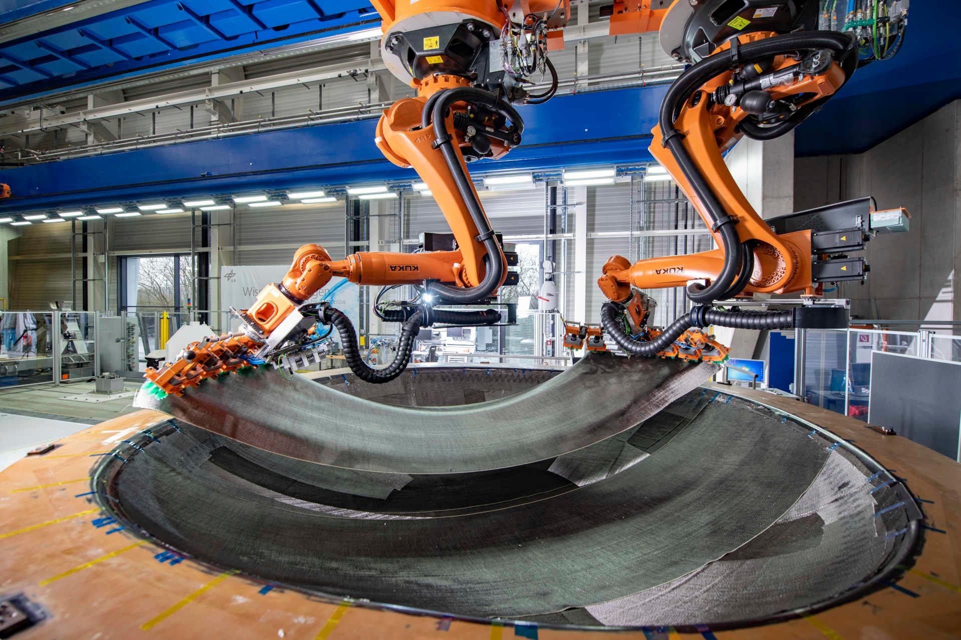 Mensch und Roboter arbeiten Hand-in-Hand an einem Werkstück.