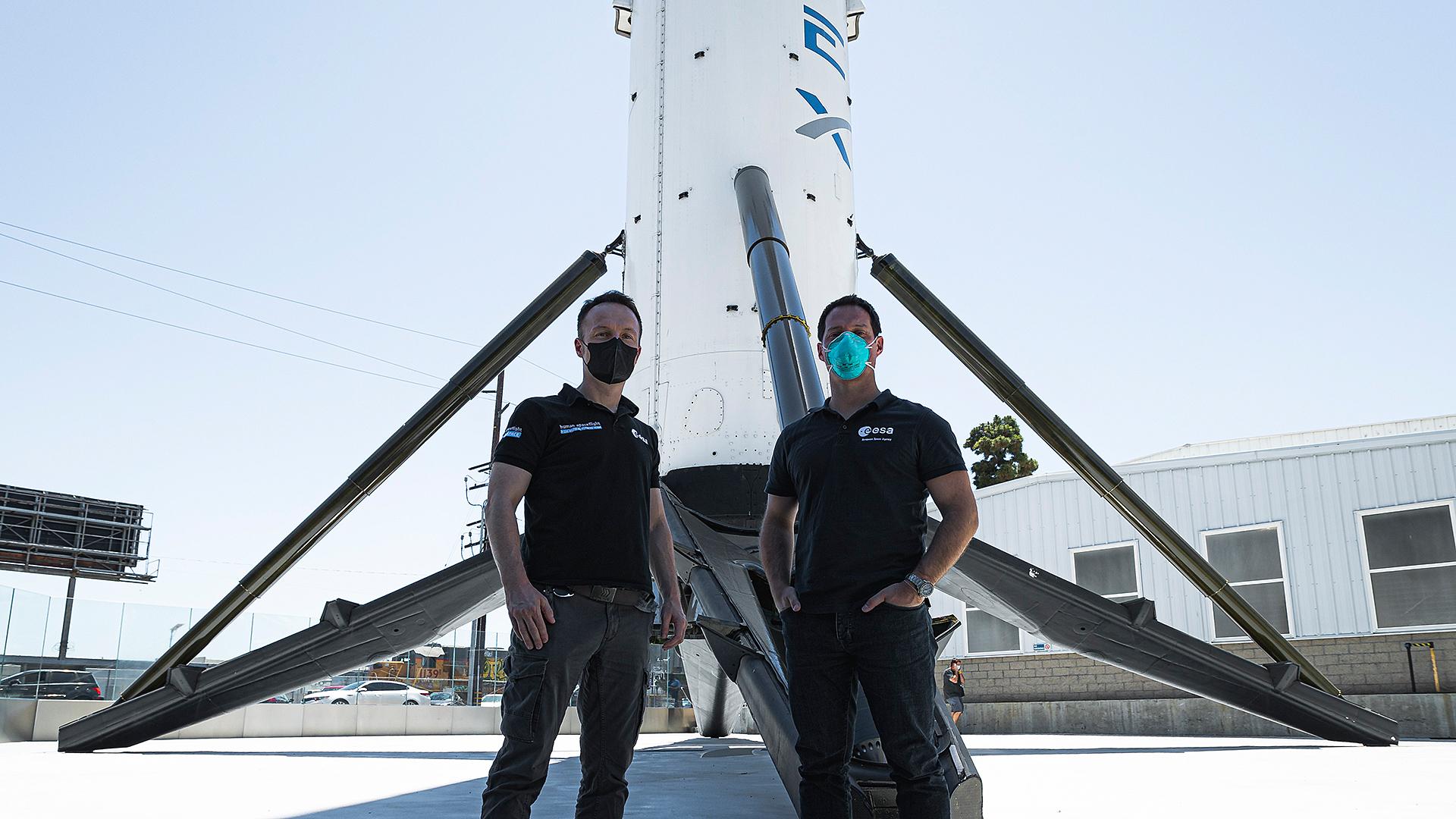 Pesquet und Maurer vor Raketenstufe