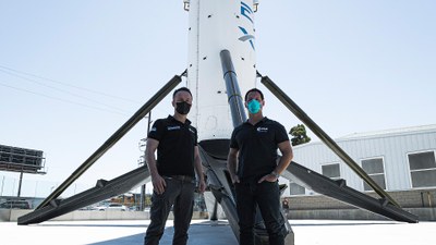 Pesquet und Maurer vor Raketenstufe