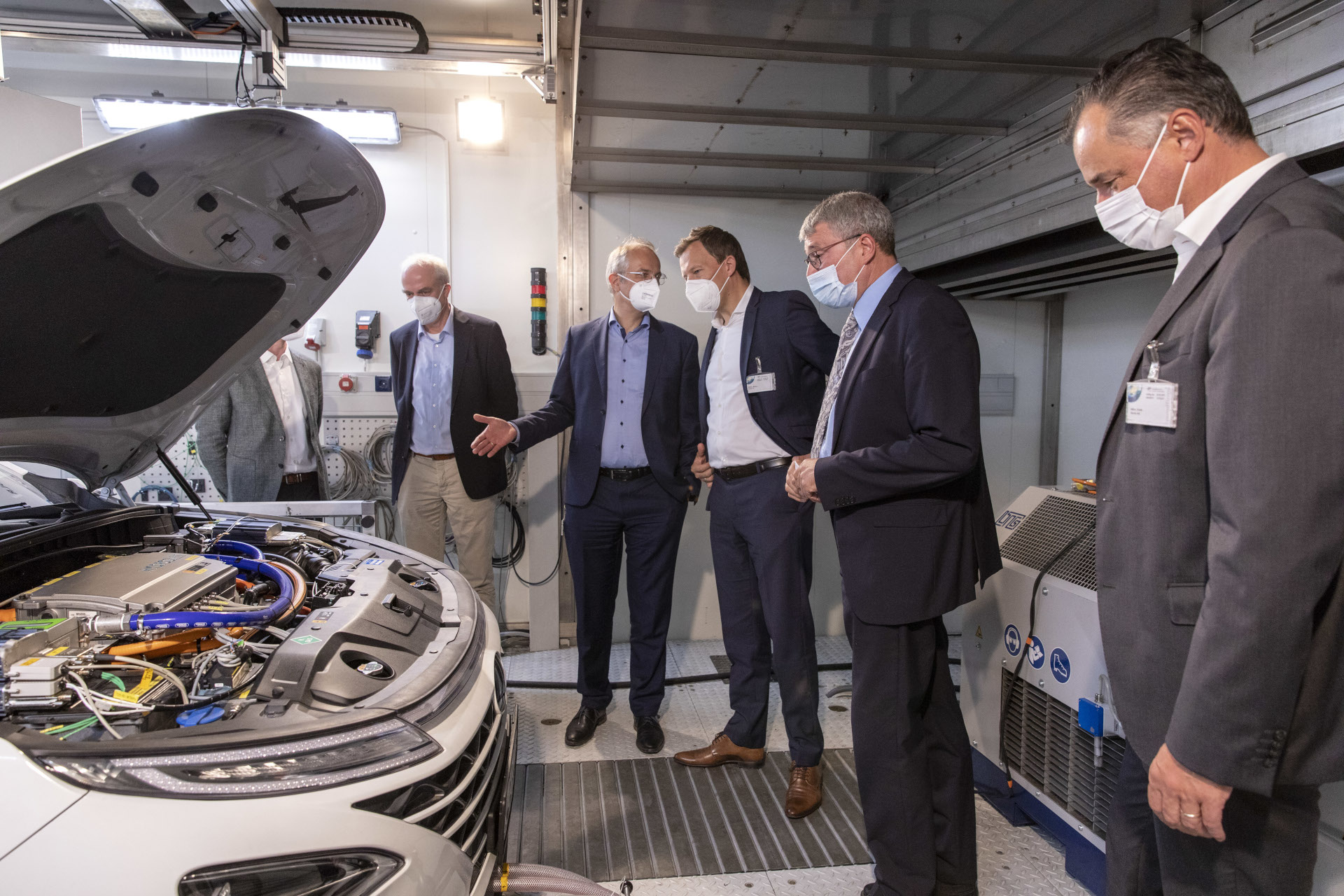 DEUTZ AG und Torqeedo beim Rundgang am DLR-Institut für Fahrzeugkonzepte