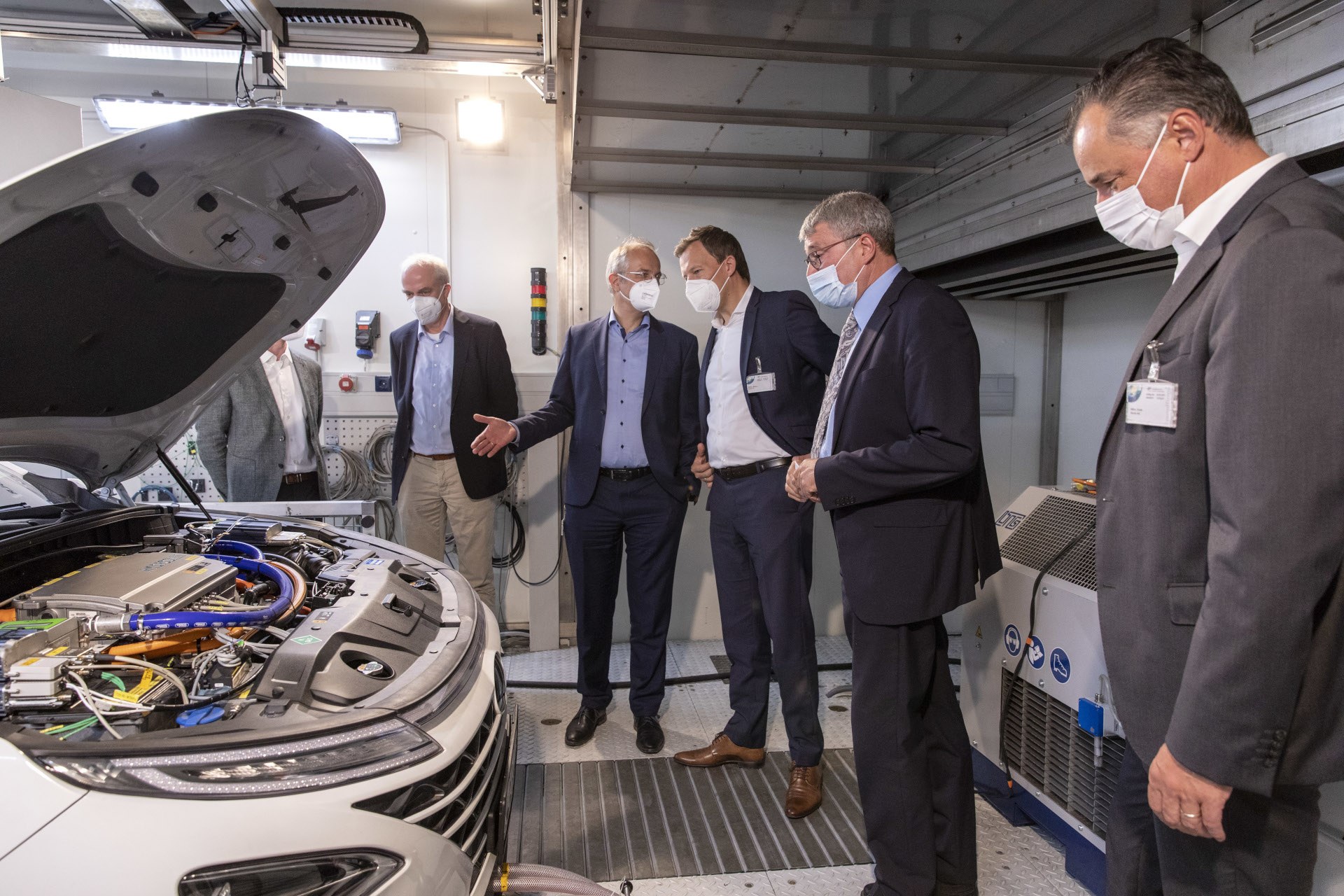 DEUTZ AG und Torqeedo beim Rundgang am DLR-Institut für Fahrzeugkonzepte