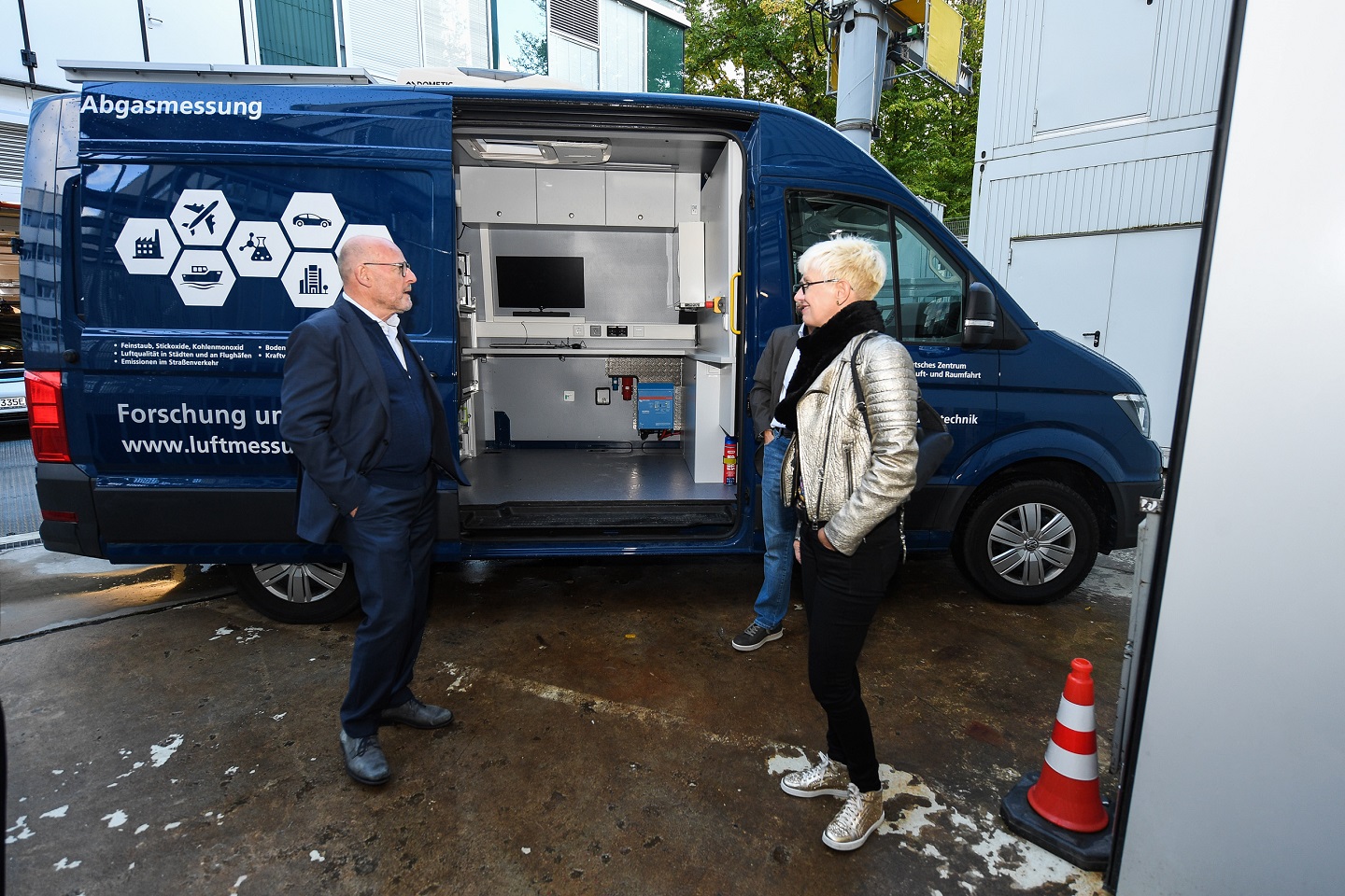 Der baden-württembergische Verkehrsminister Winfried Hermann zu Besuch am DLR Stuttgart