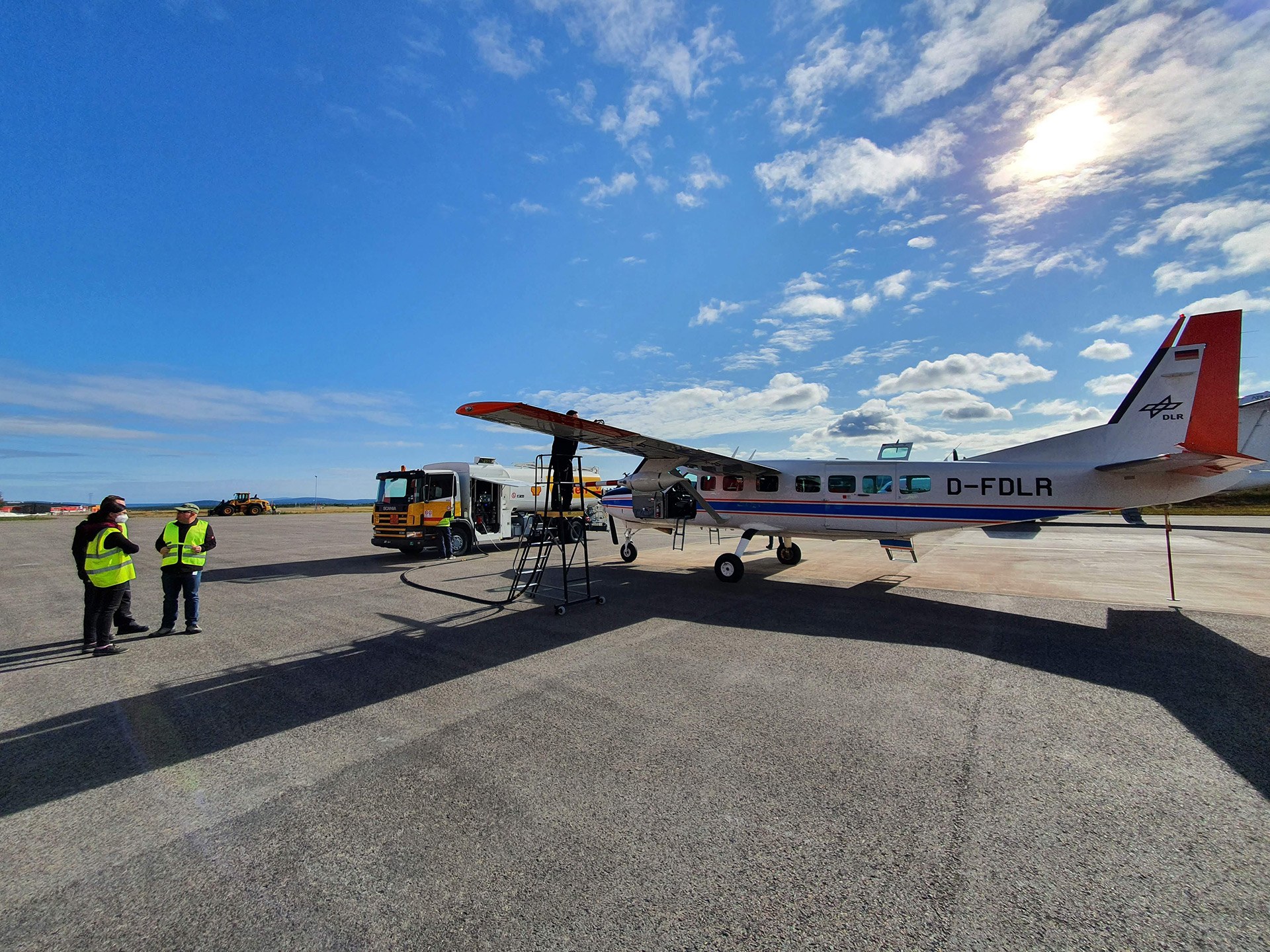 DLR-Cessna beim Tankstopp