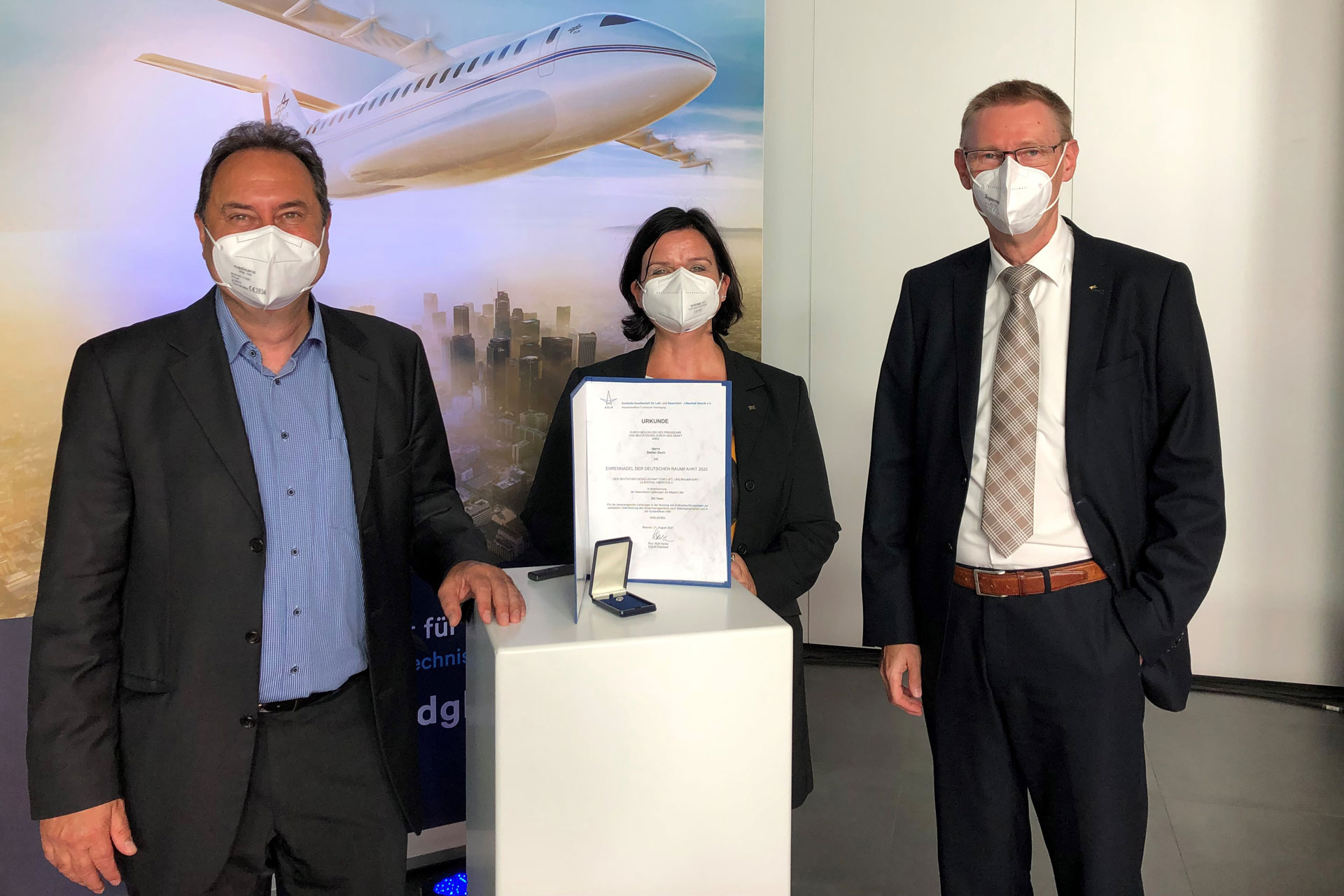 Ehrennadel der Deutschen Raumfahrt für das ZKI-Team