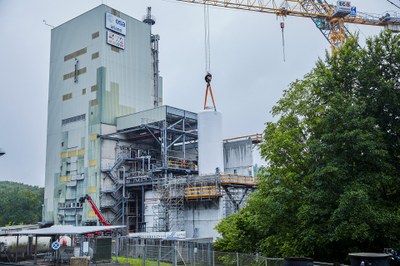 Einbau des Methan-Tanks in den ESA-Prüfstand P5
