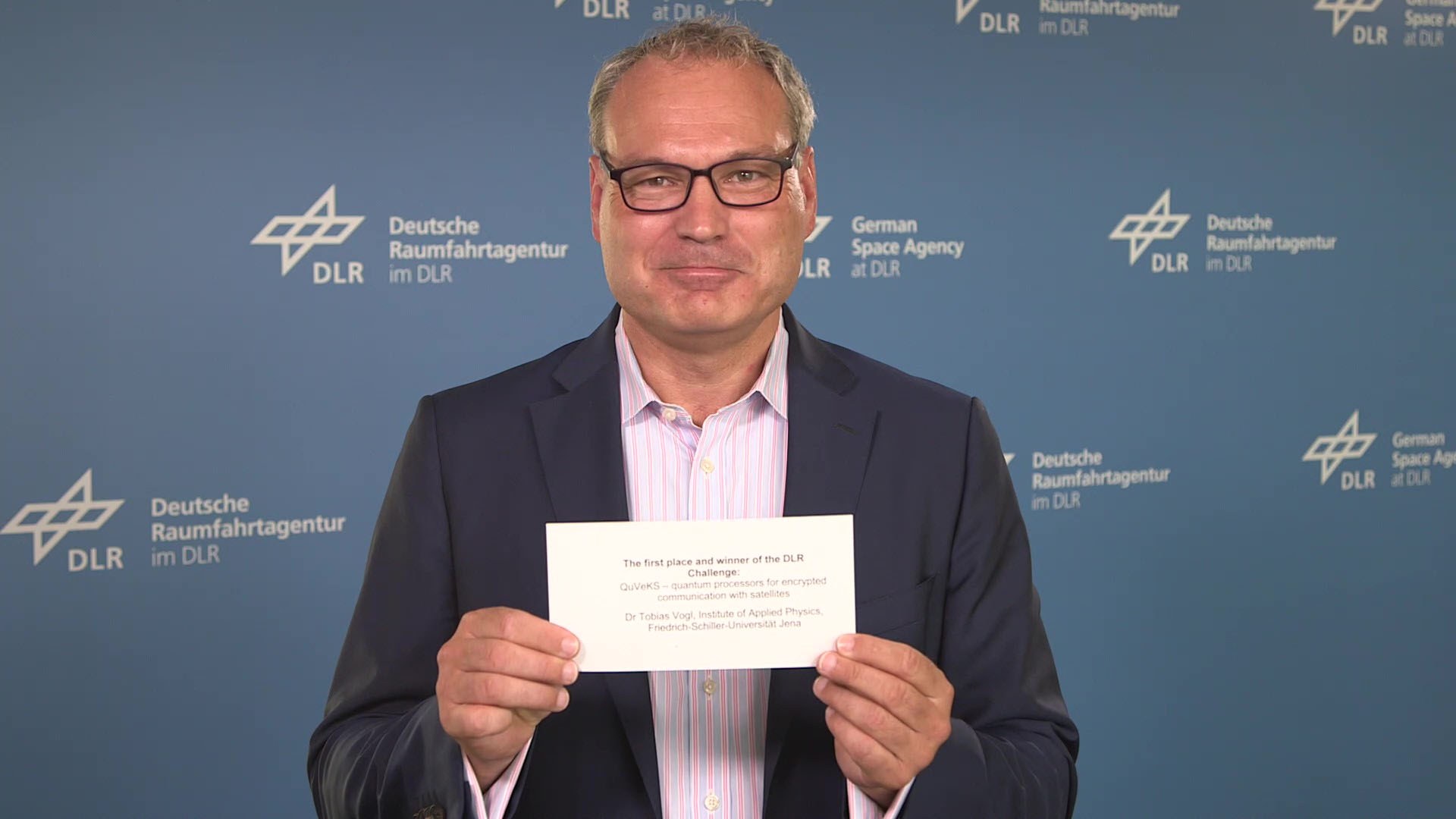 Dr. Walther Pelzer verkündet den Gewinner der DLR-Challenge