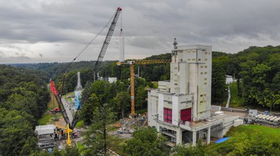 Methan-Tank schwebt über dem DLR-Standort Lampoldshausen