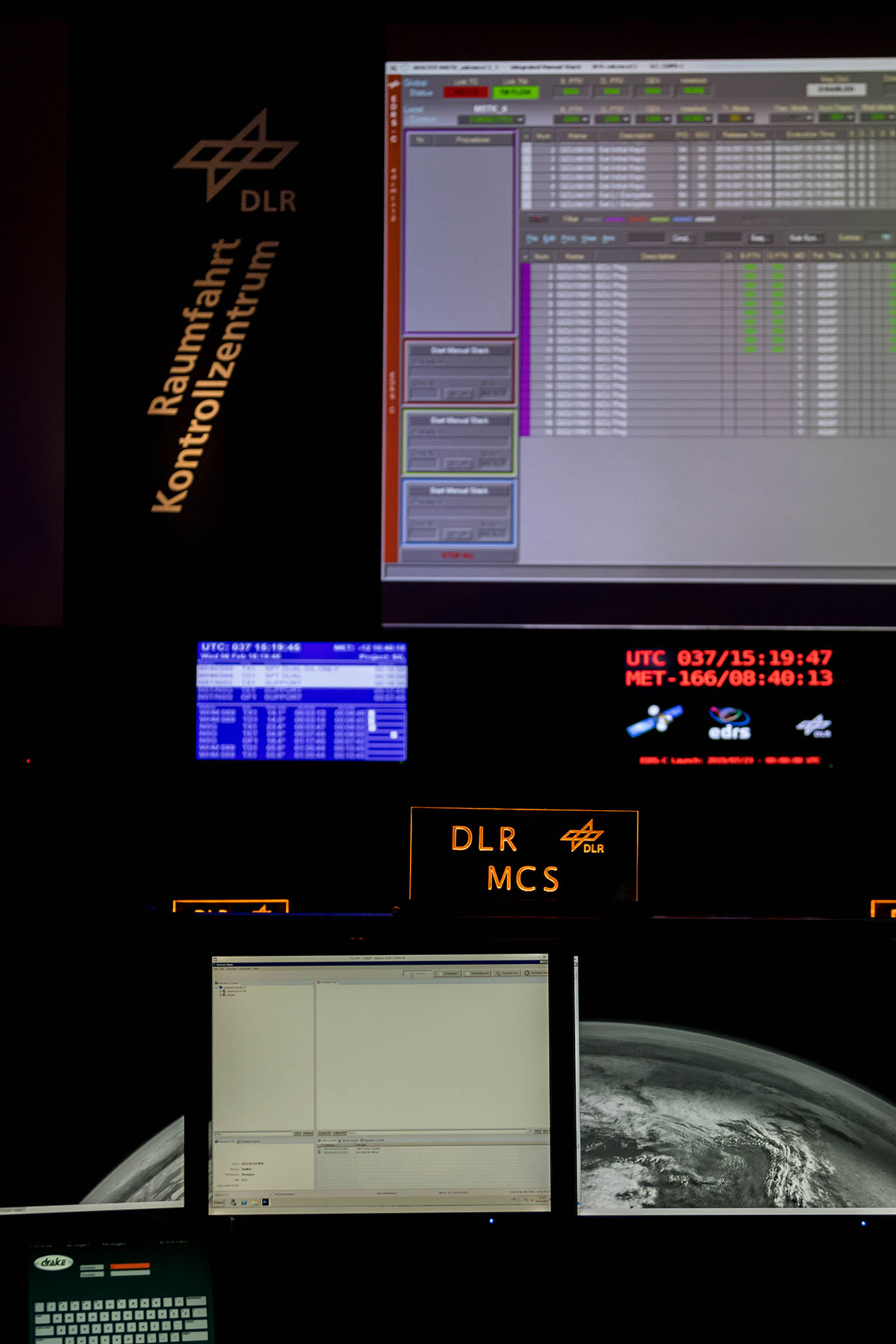 Rufzeichen „Monitoring and Control System“ im Nationalen Raumfahrtkontrollzentrum