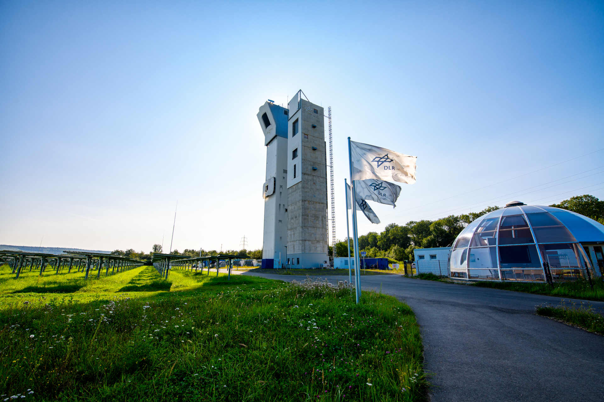 Die beiden Solartürme des DLR-Versuchskraftwerks Jülich.