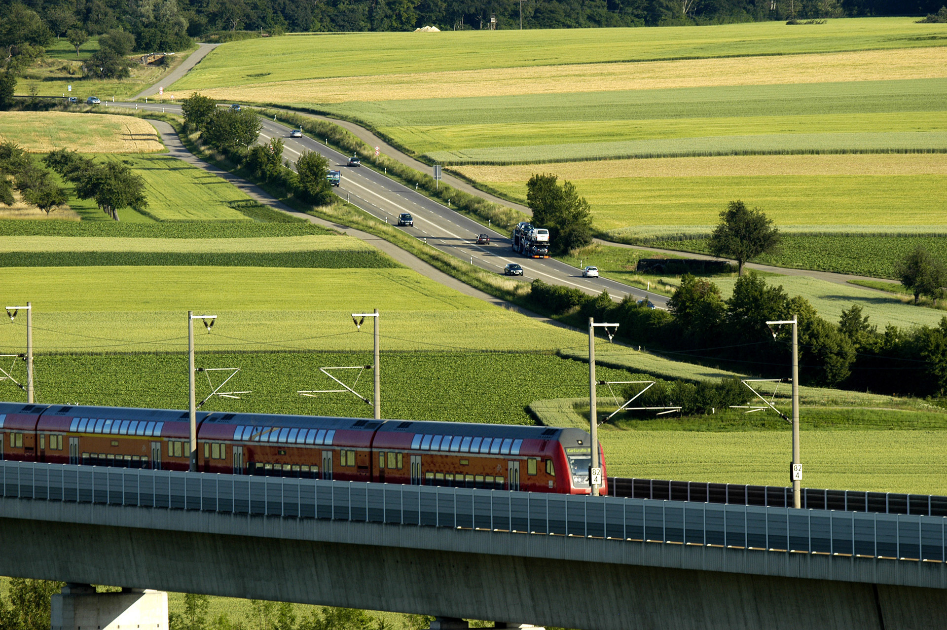 Öffentliche versus Auto (Symbolbild)