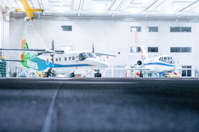 „DO 228“ D-CEFD im Hangar neben der DLR-Falcon D-CMET