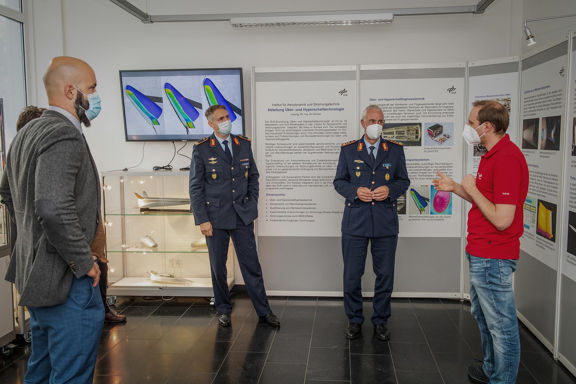 Generalleutnant Dr. Ansgar Rieks und Brigadegeneral Holger Neumann im Gespräch mit DLR-Wissenschaftlern