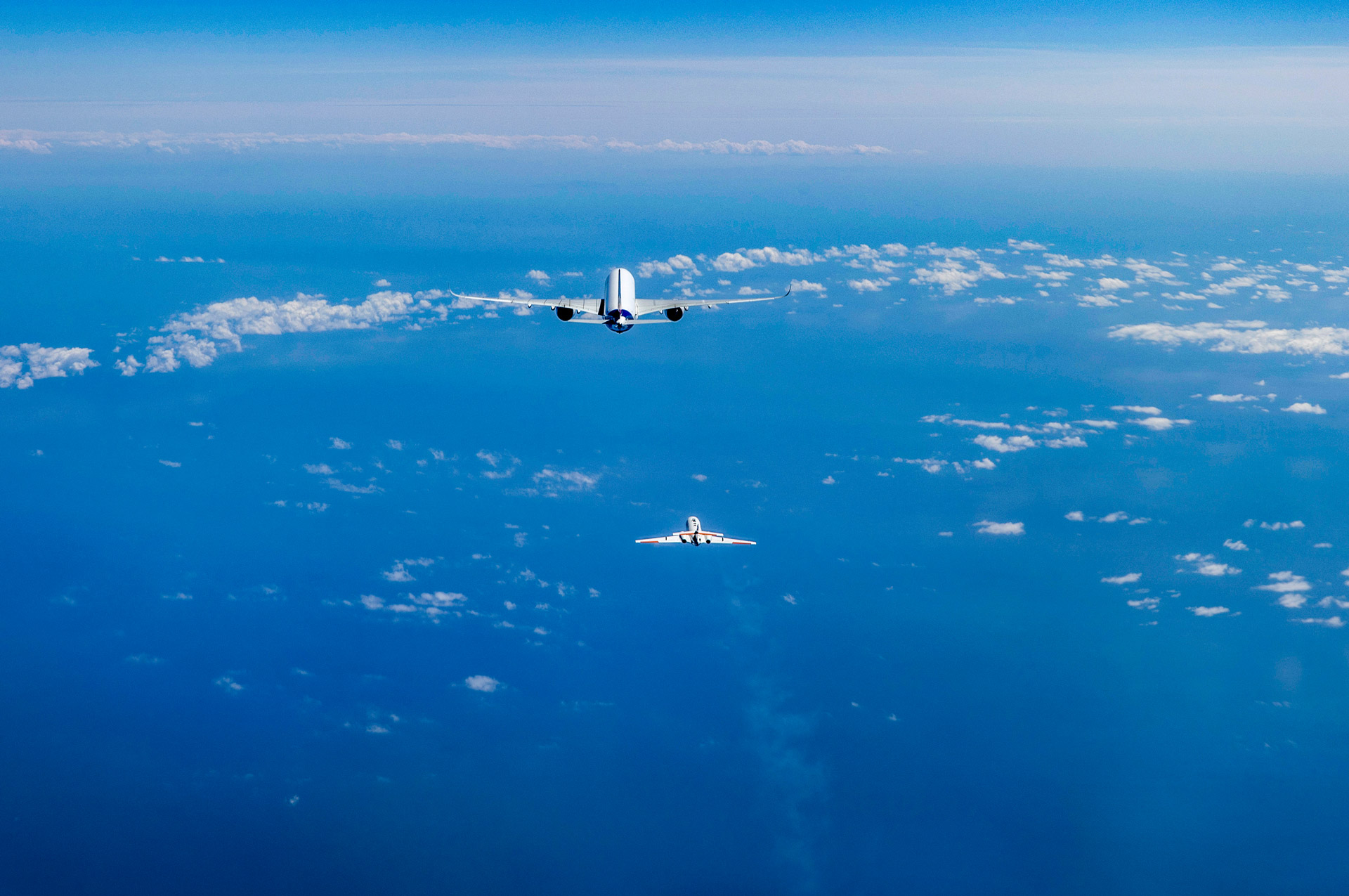 DLR-Falcon 20E im Abgasstrahl des Airbus A350