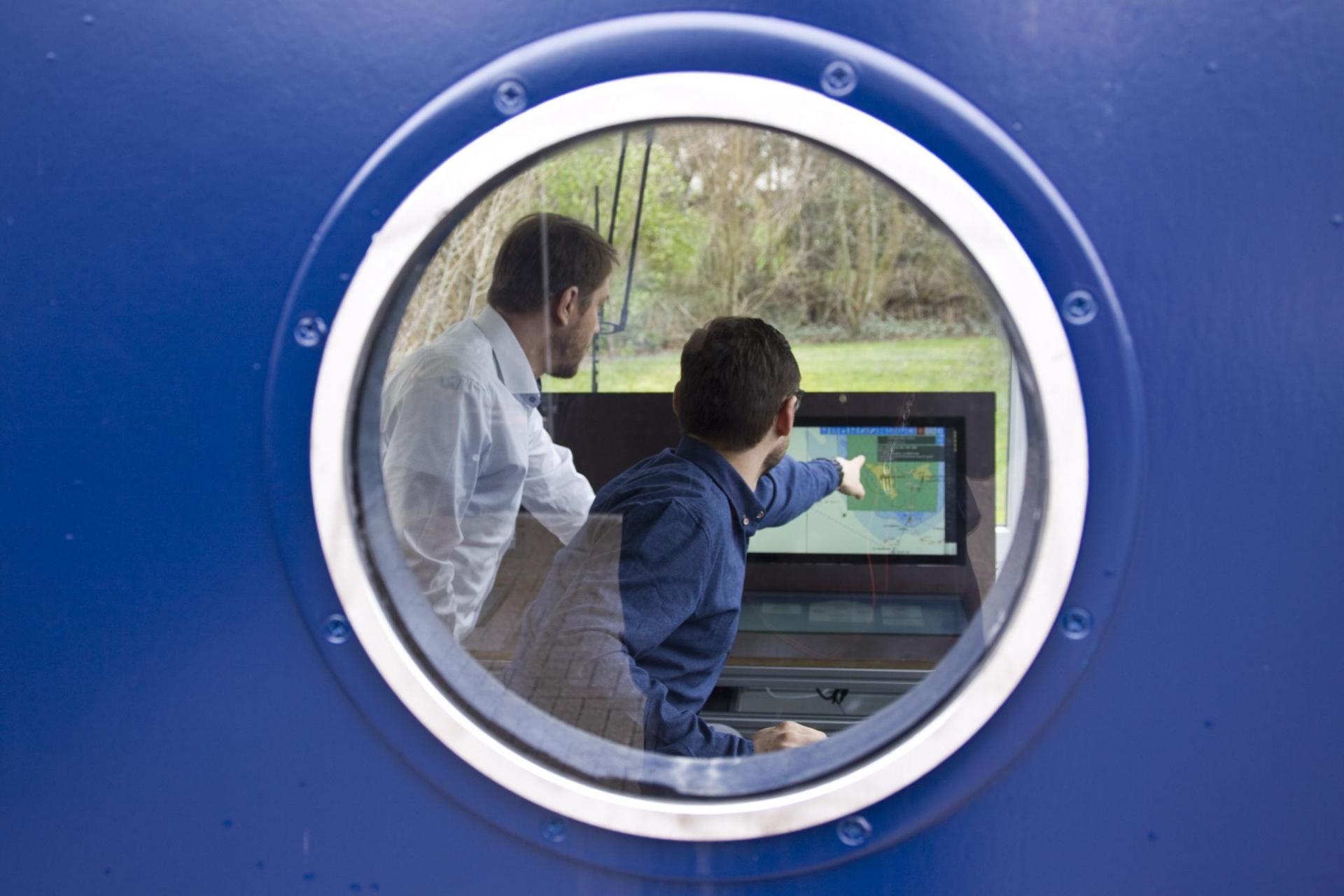 Blick in einen der zwei eMIR-Container, in dem sich zum Beispiel Simulatoren befinden