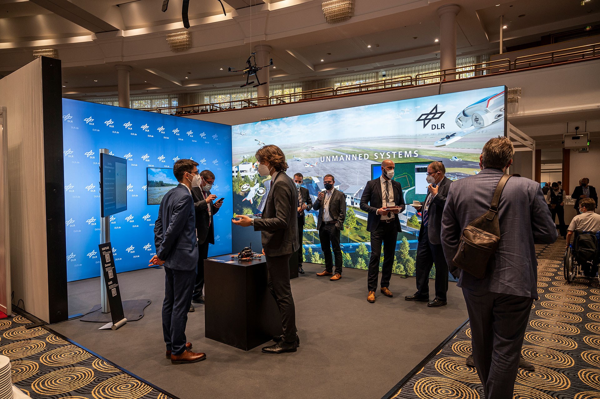 Kongressteilnehmer am DLR-Stand