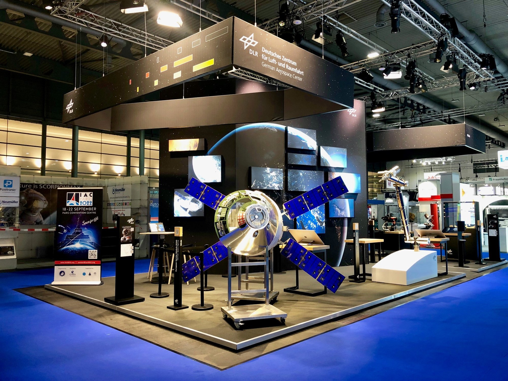 DLR-Stand auf der Space ­Tech Ex­po 2021