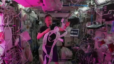 ESA-Astronaut Matthias Maurer entrollt den Bilderstreifen