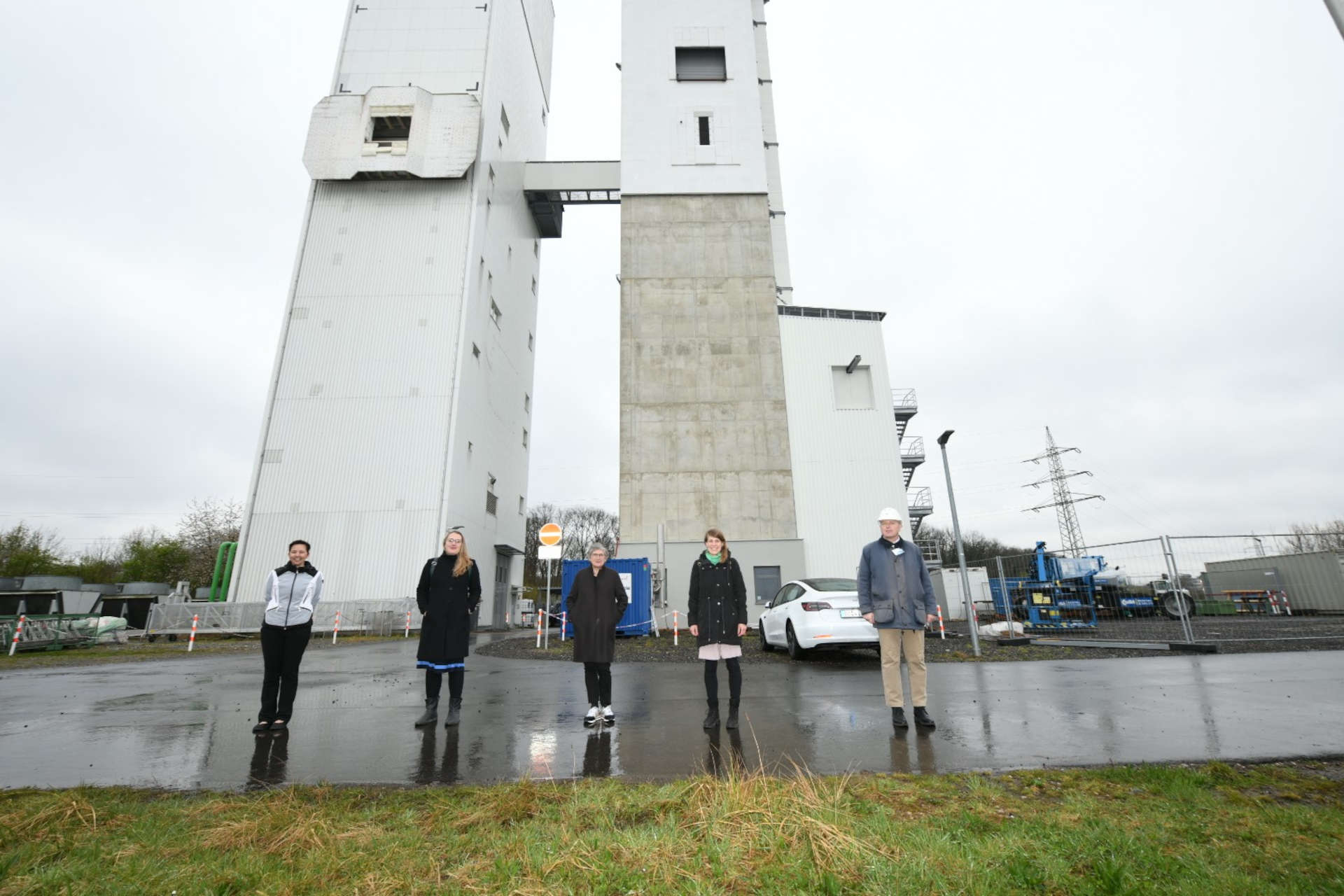 Politik und Forschung vor den Jülicher Solartürmen.