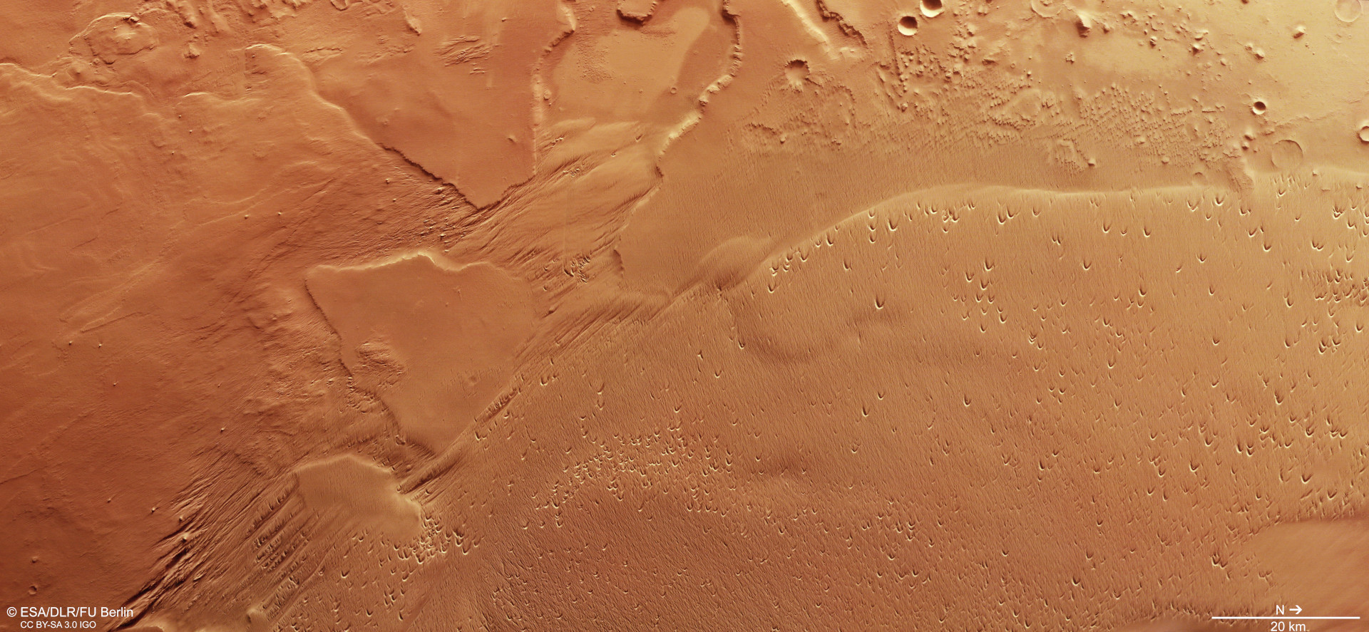 Vom Wind gestaltete Landschaft bei Eumenides Dorsum