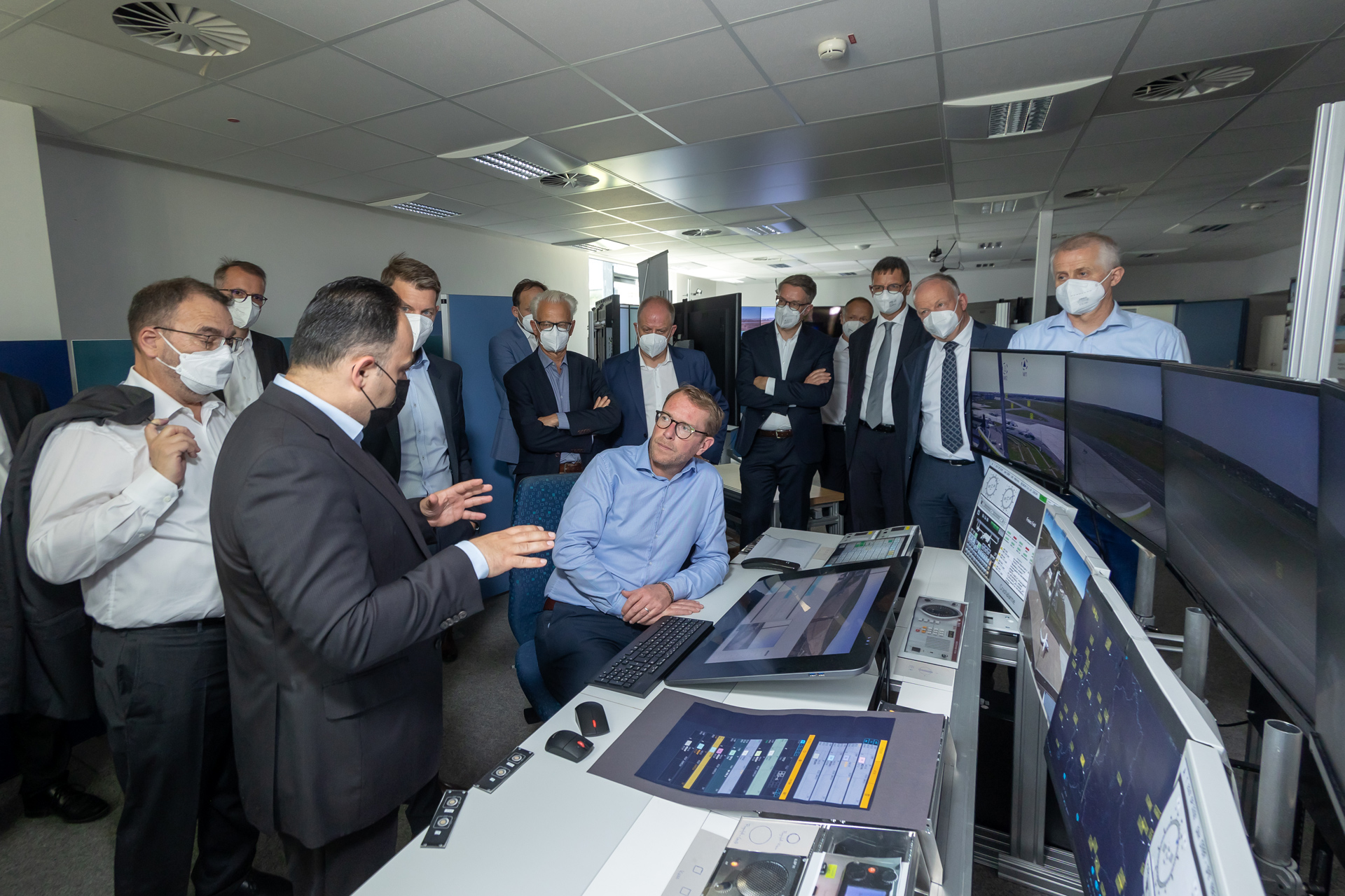 Prototyp des zukünftigen gespiegelten Remote-Tower-Lotsenarbeitsplatzes