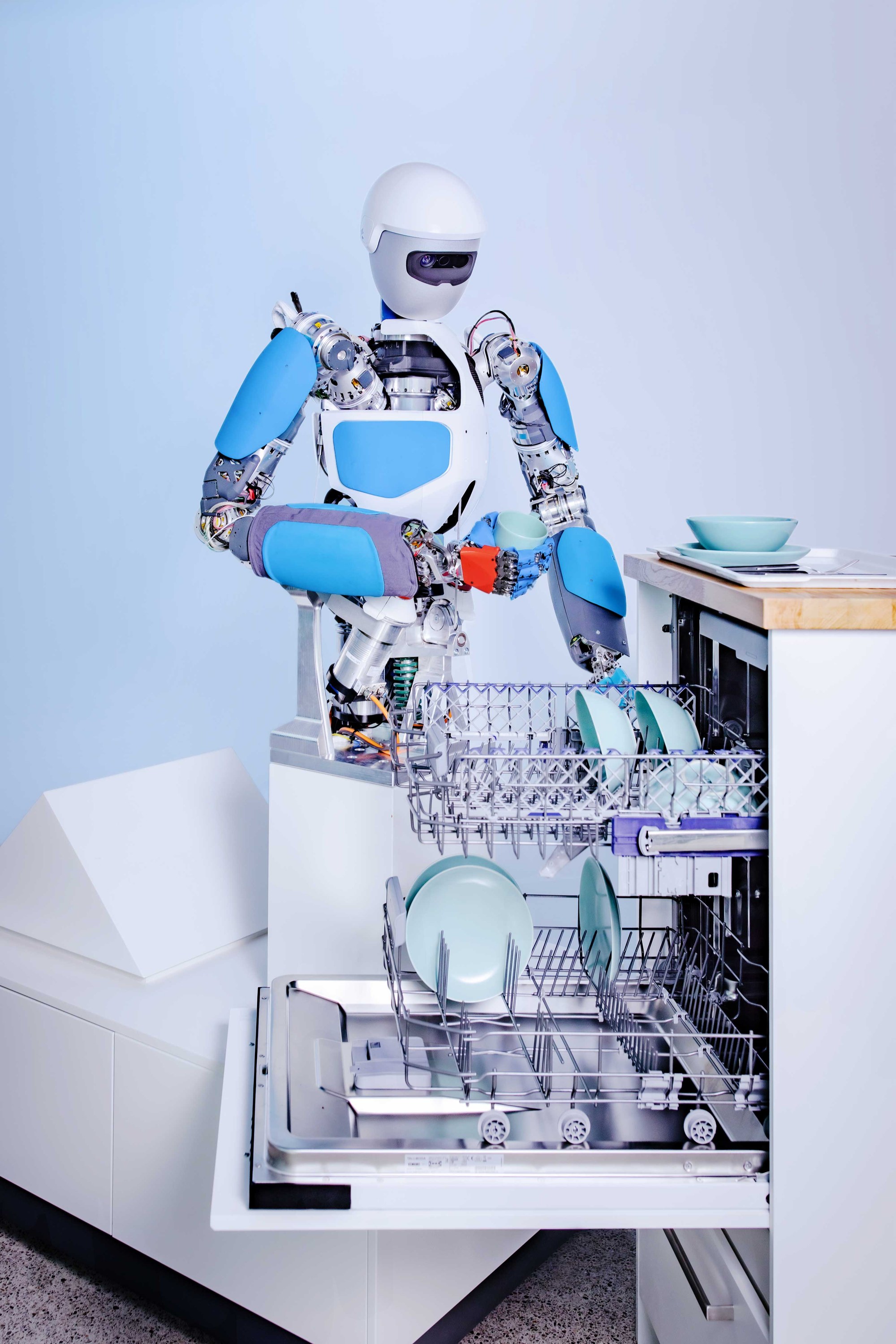 Assistenzroboter David räumt die Spülmaschine aus.