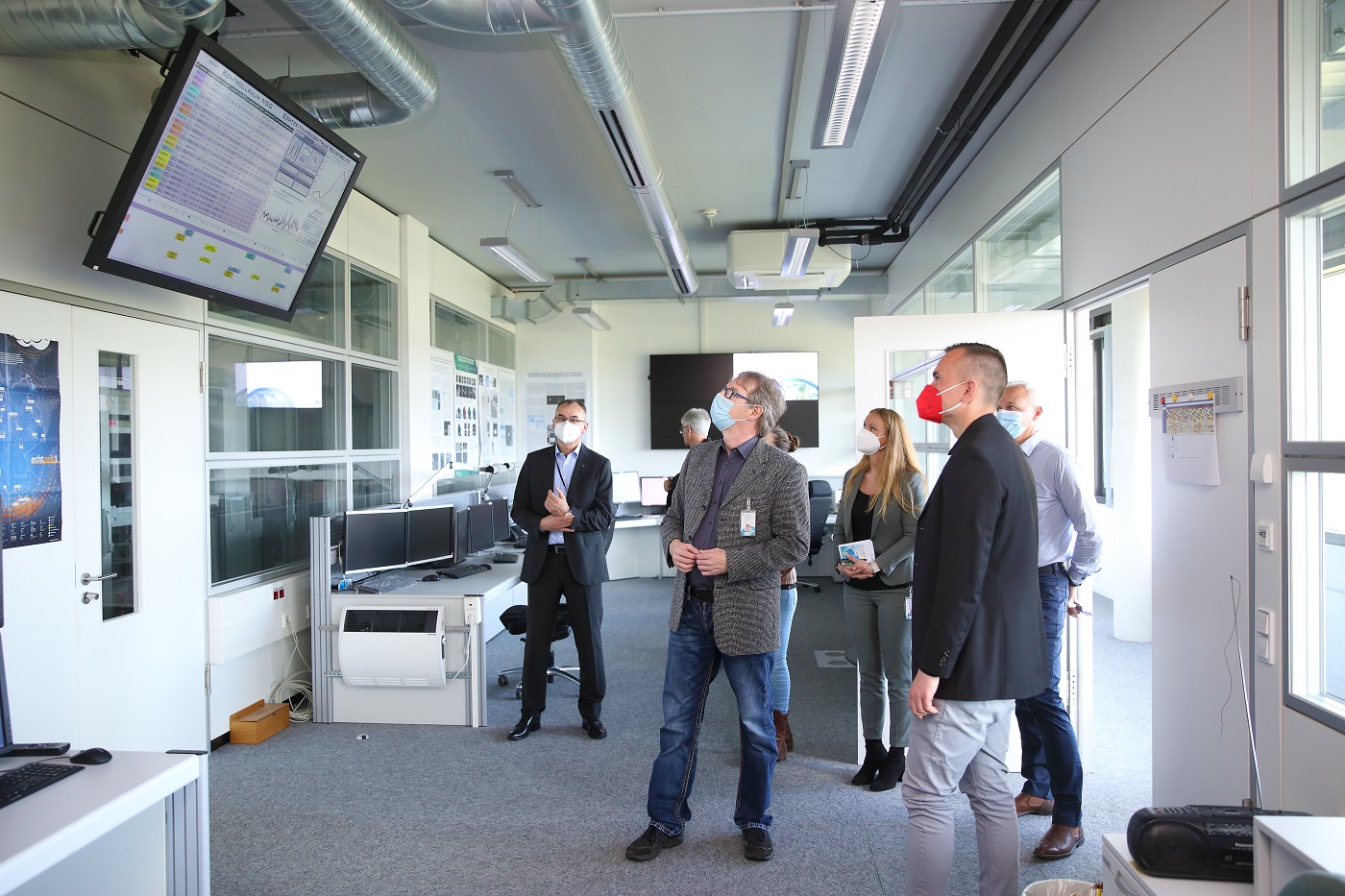 Besuch im Datenempfangskontrollraum