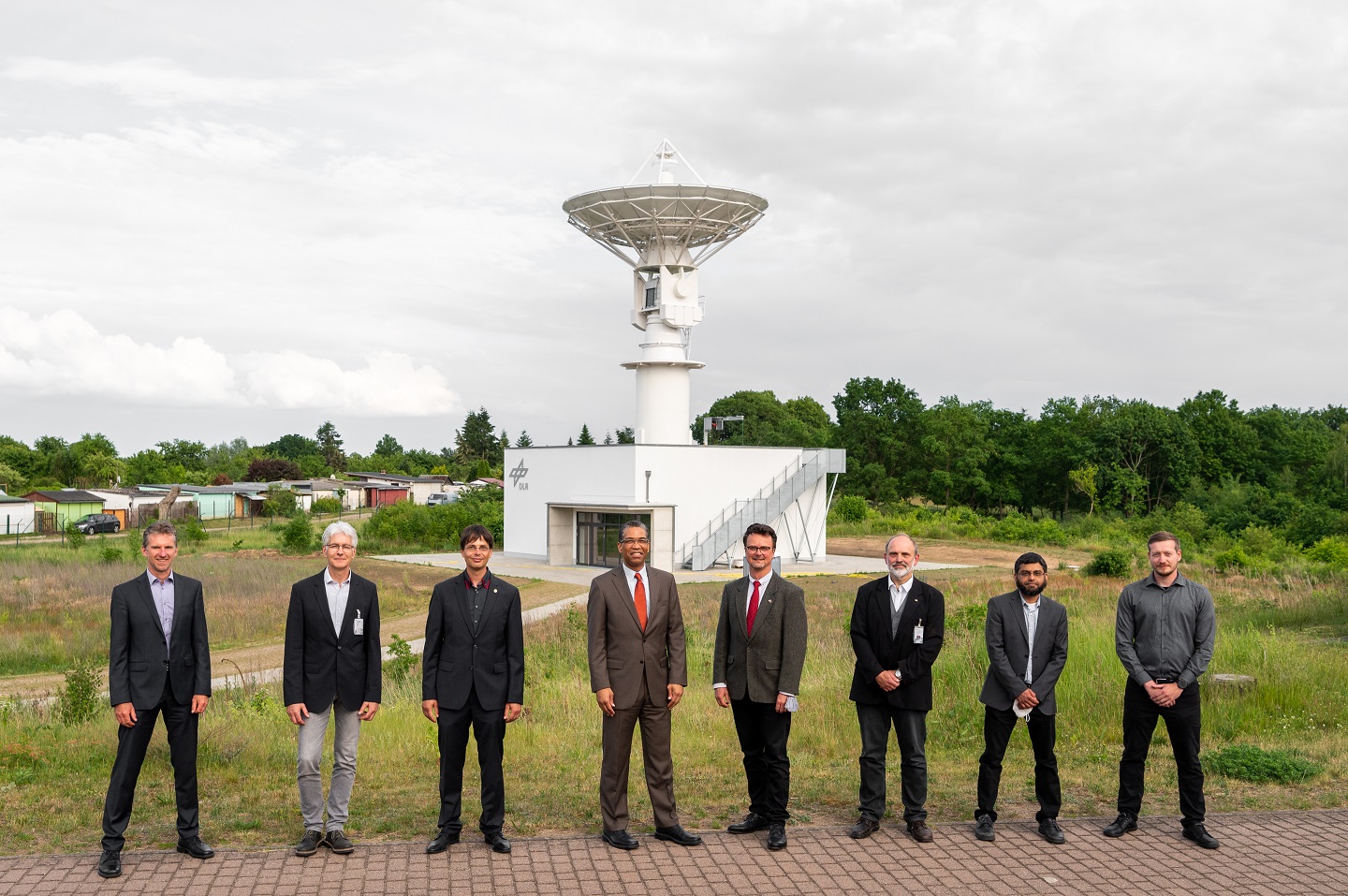Der amerikanische Generalkonsul Darion Akins zu Besuch am DLR-Standort Neustrelitz