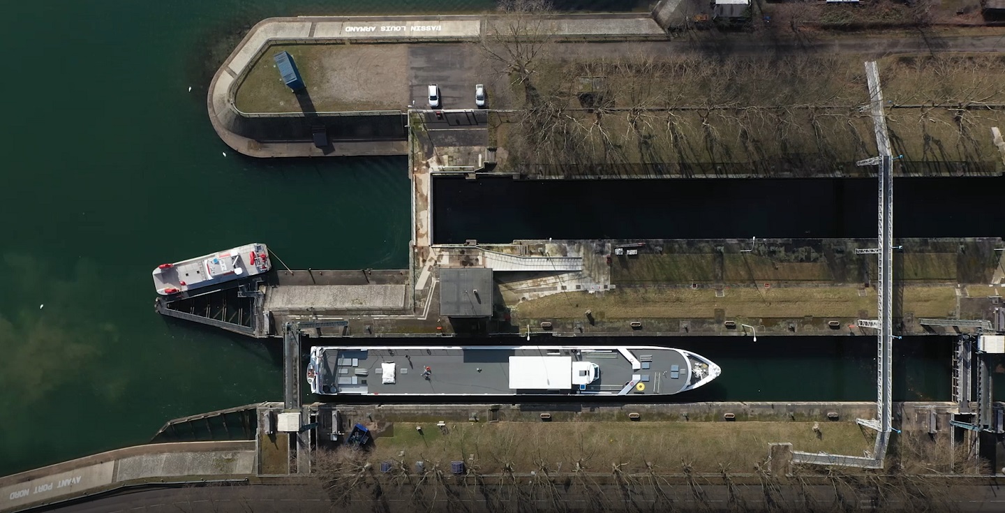 Das Binnenschiff in der Schleuse
