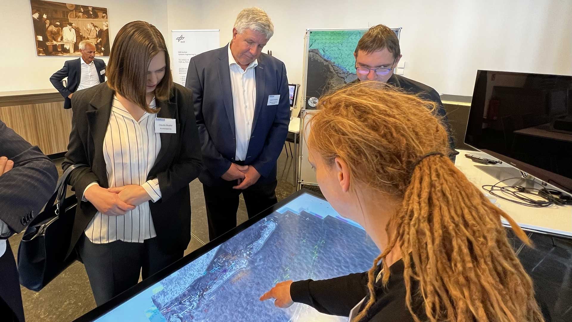 Claudia Müller, Koordinatorin der Bundesregierung für maritime Wirtschaft und Tourismus, am DLR-Stand bei den MARISSA DAYS 2022