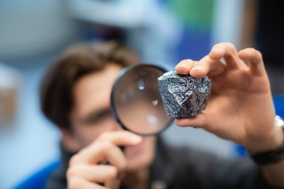 Spannende Experimente warten auf die Schülerinnen