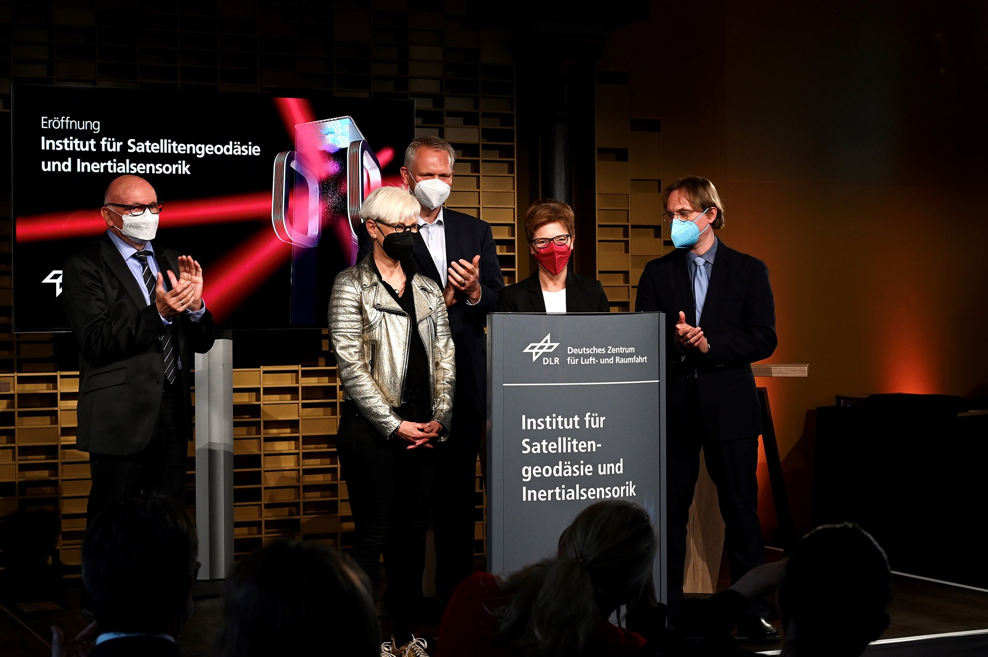 Enthüllung der Stele des neuen DLR-Instituts für Satellitengeodäsie und Inertialsensorik