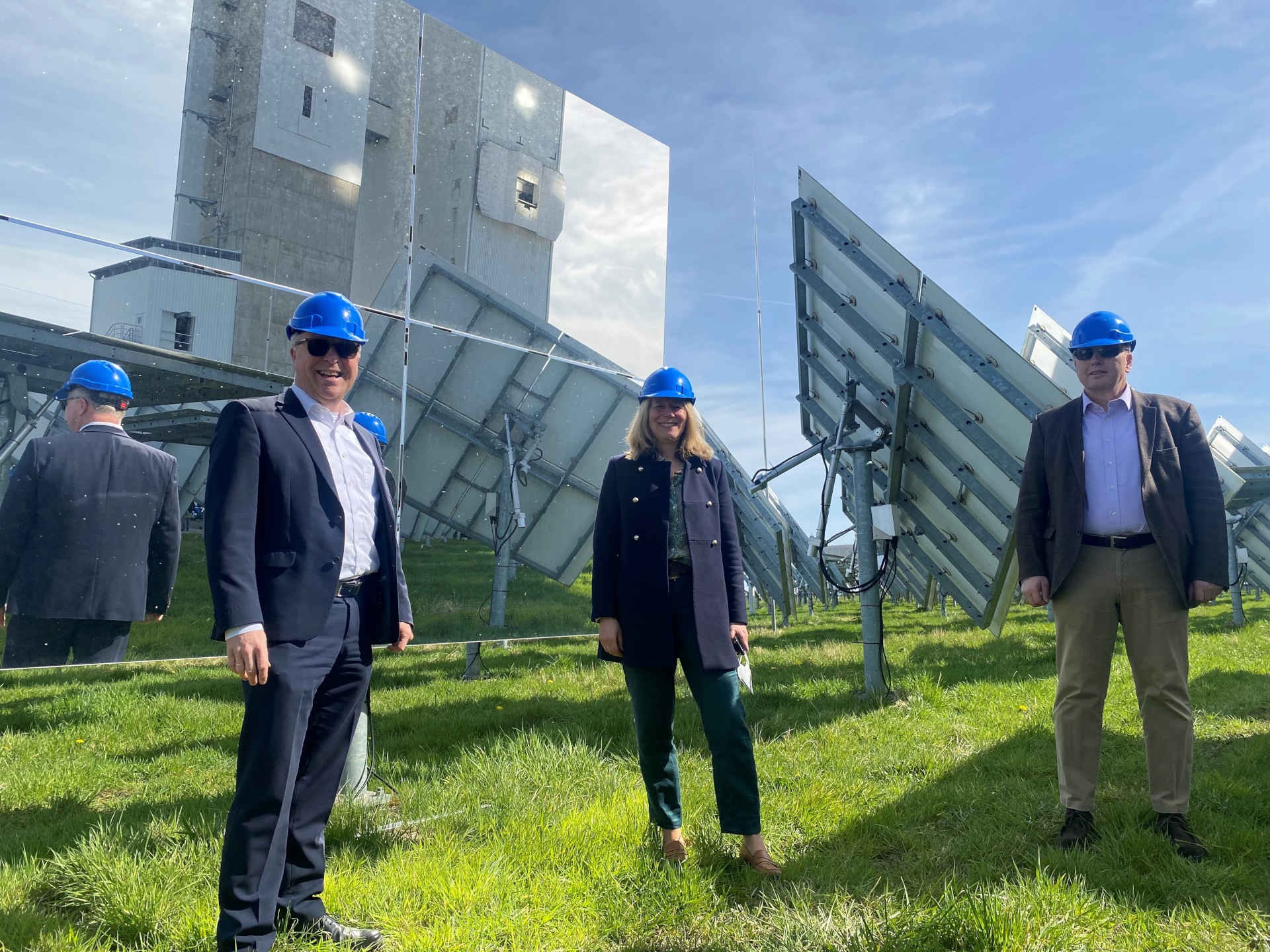 MdB Radomski im Spiegelfeld des Versuchskraftwerks.