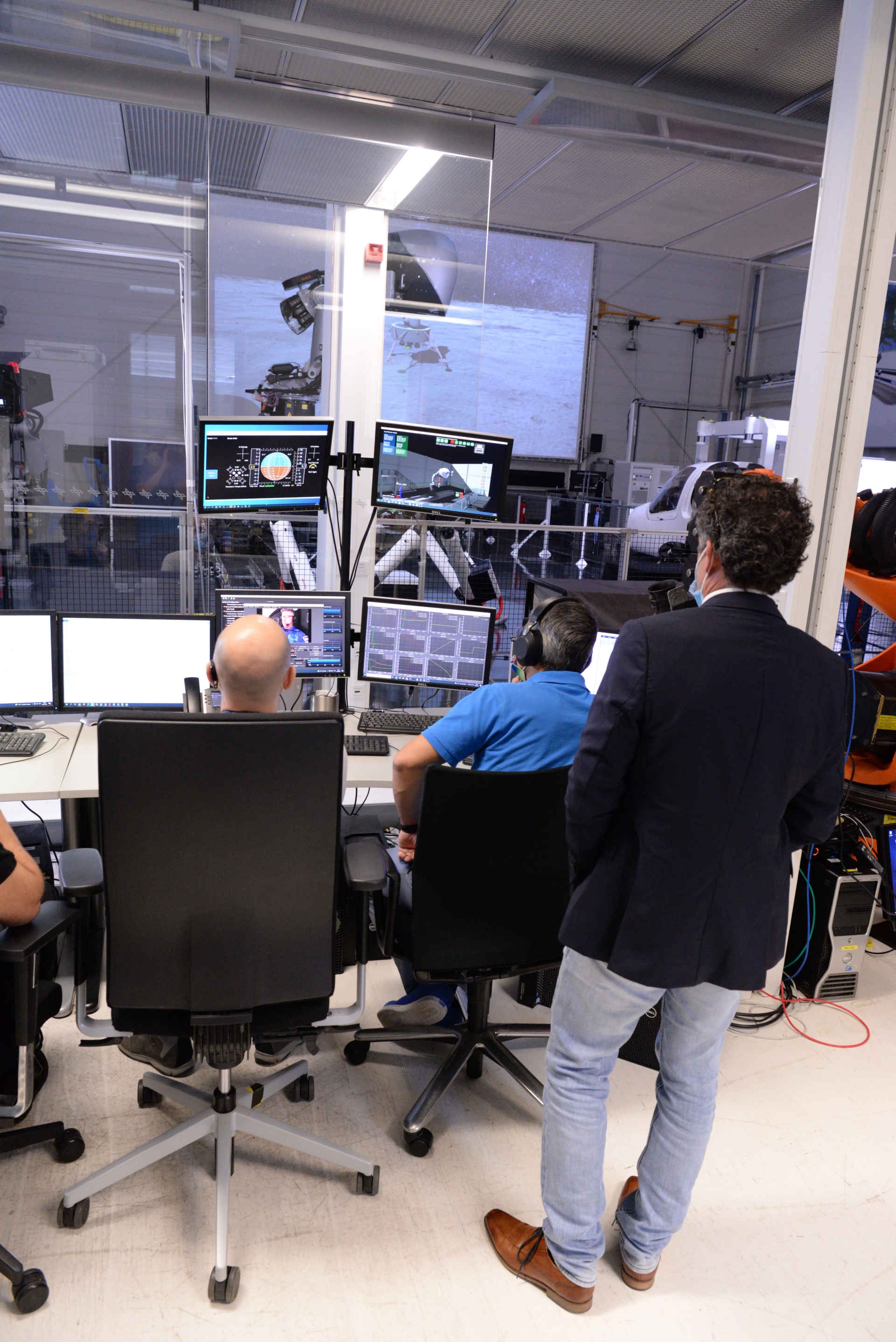 Im Kontrollraum des DLR-Robotic Motion Simulators