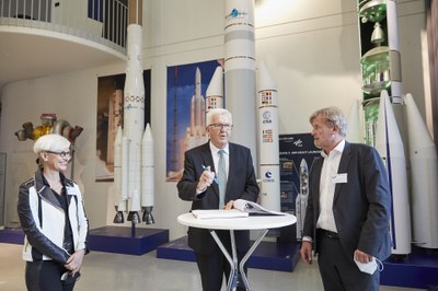 Ministerpräsident Winfried Kretschmann trägt sich ins Gästebuch des DLR Lampoldshausen ein