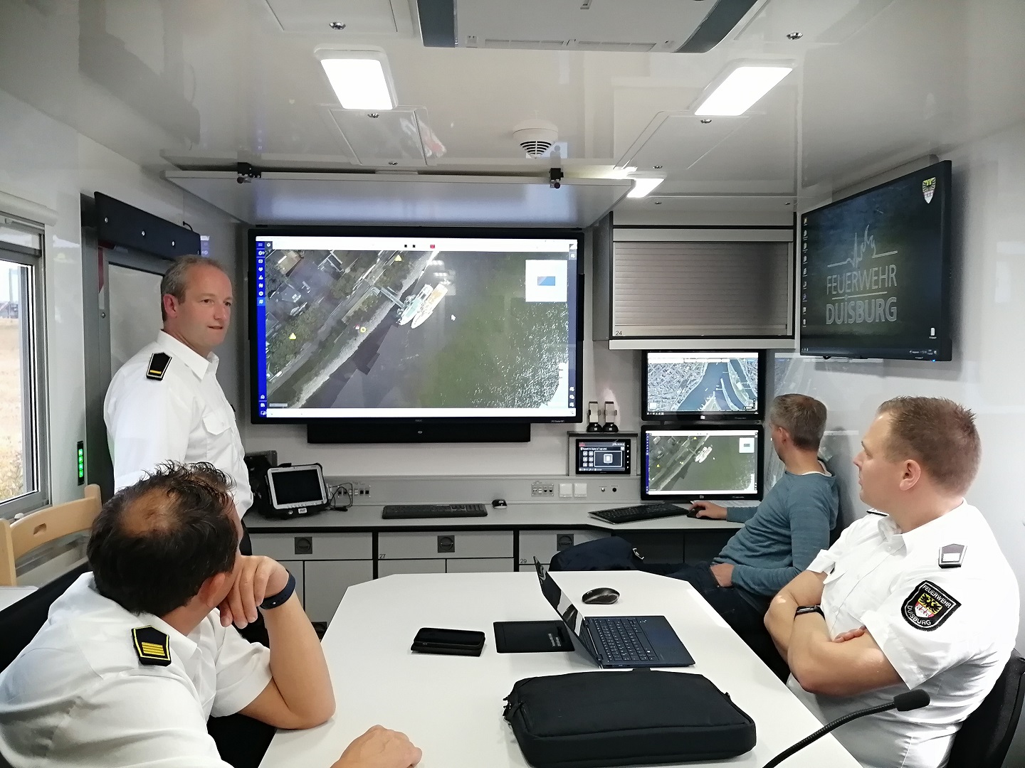 Lagebesprechung im ELW 2 während der simulierten Löscharbeiten auf dem Rhein