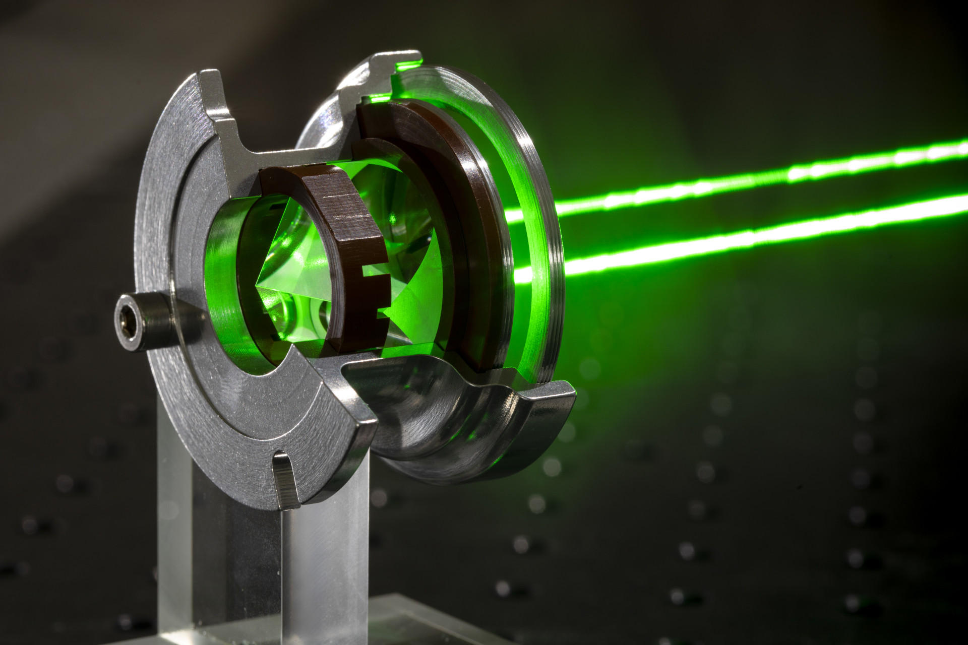 Die neuartigen Laserreflektoren für Satelliten besitzen eine Zusatzoptik, um Laserstrahlen zu polarisieren.