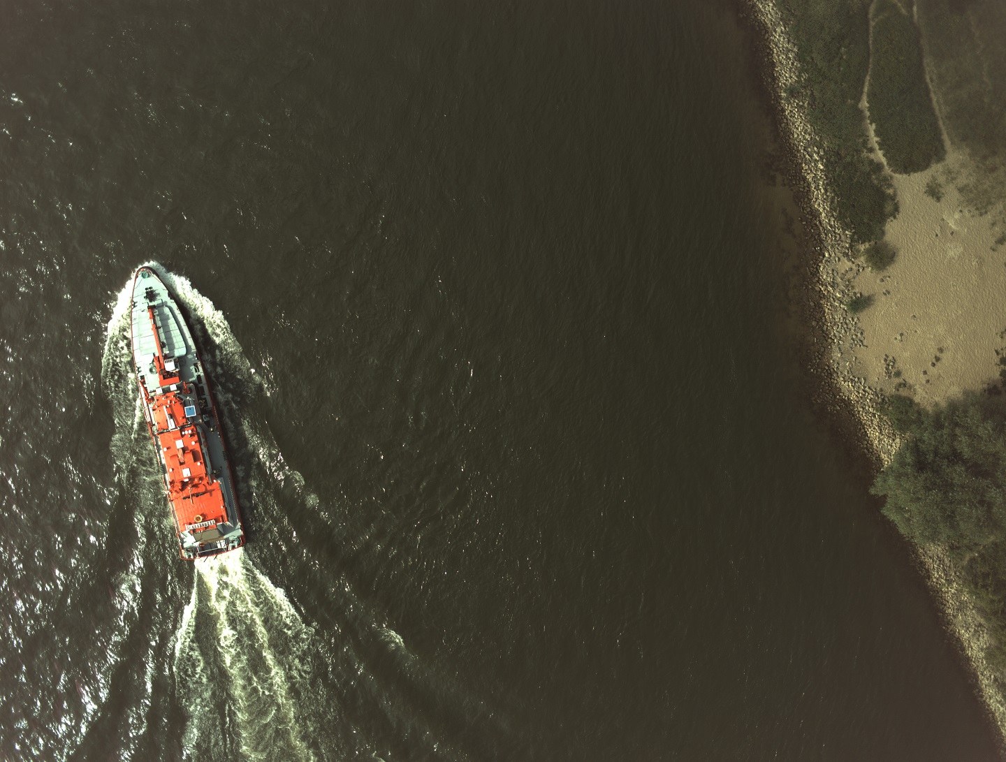 Löschboot auf dem Weg zum brennenden Übungsschiff (MACS RGB-Bild)