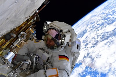 Matthias Maurer an der Luftschleuse