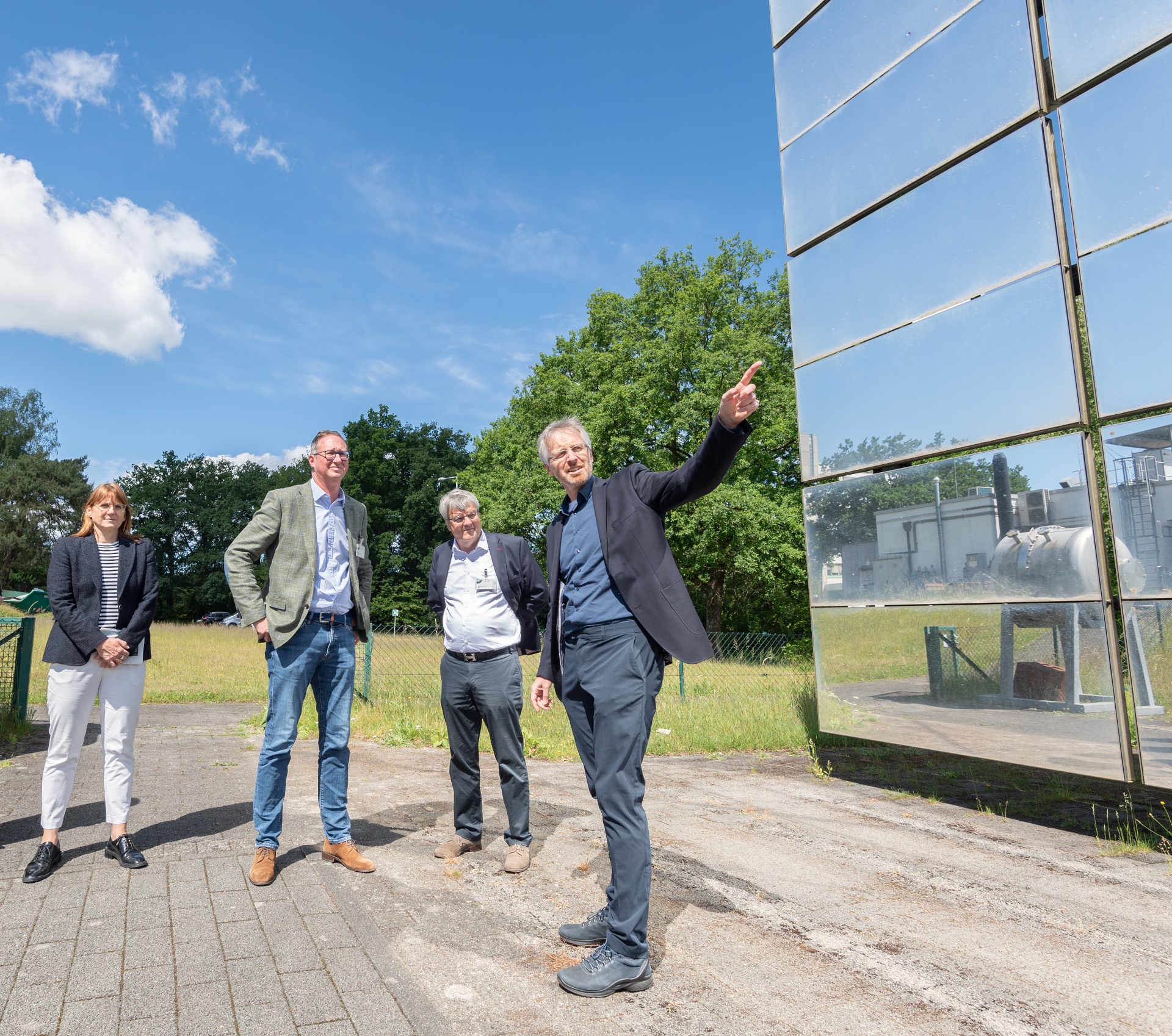 Dr. Martin Roeb erklärt die Funktion des Sonnenofens.