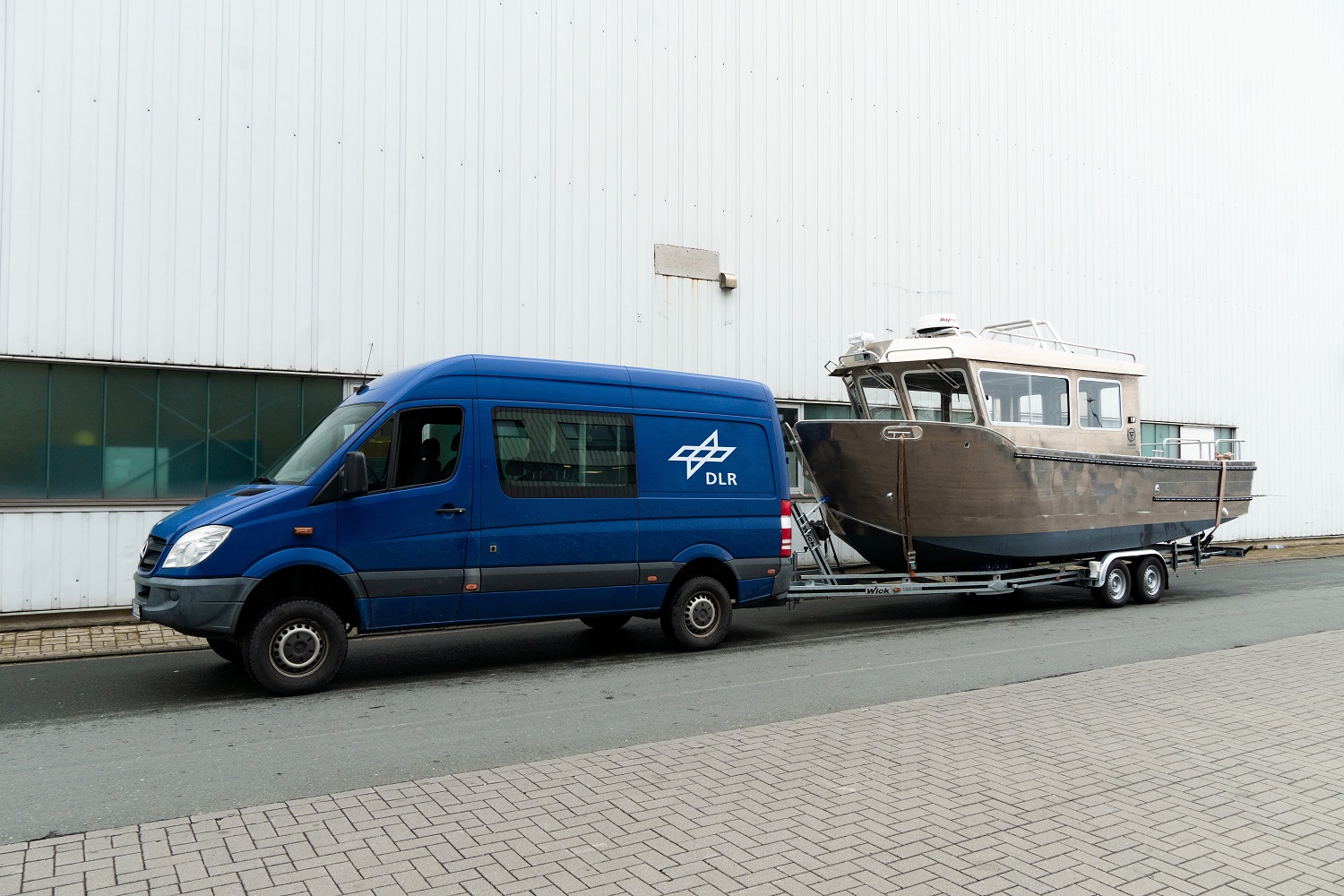 Das neue Boot auf dem Weg zum DLR