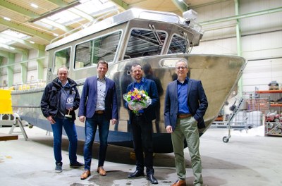 Prof. Hahn vom DLR nimmt das neue Boot bei der Werft Fassmer in Empfang
