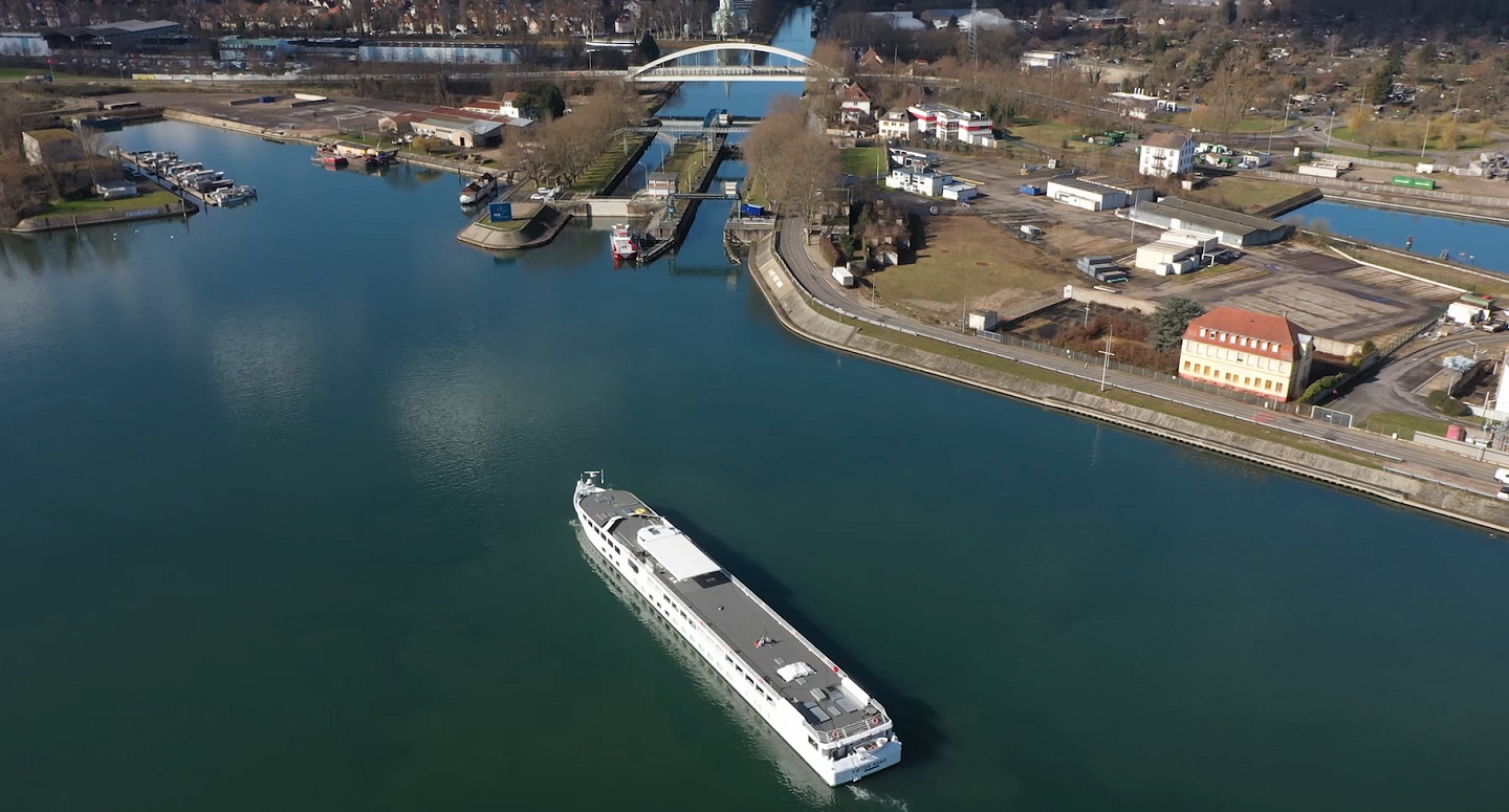Schleuseneinfahrt der MS Victor Hugo