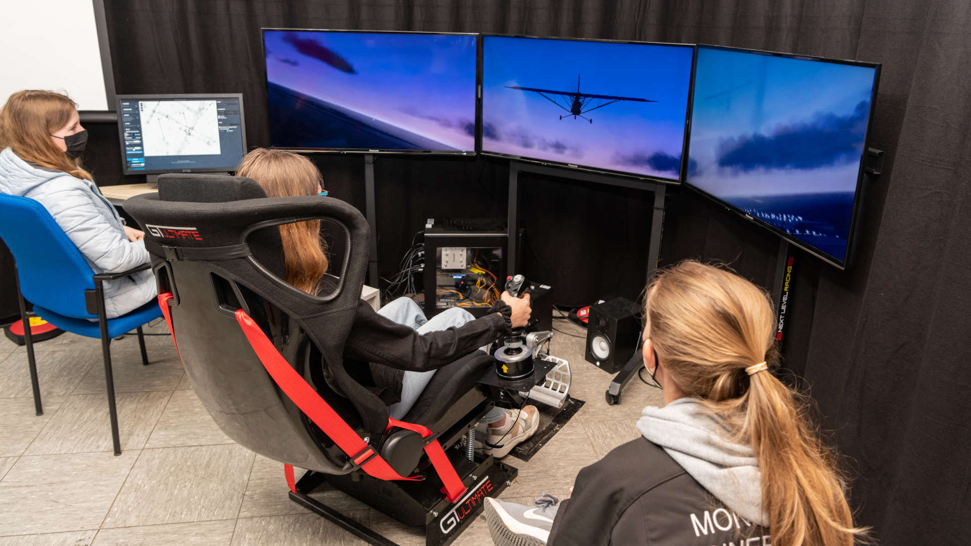 Steuern eines Forschungsflugzeugs im Simulator