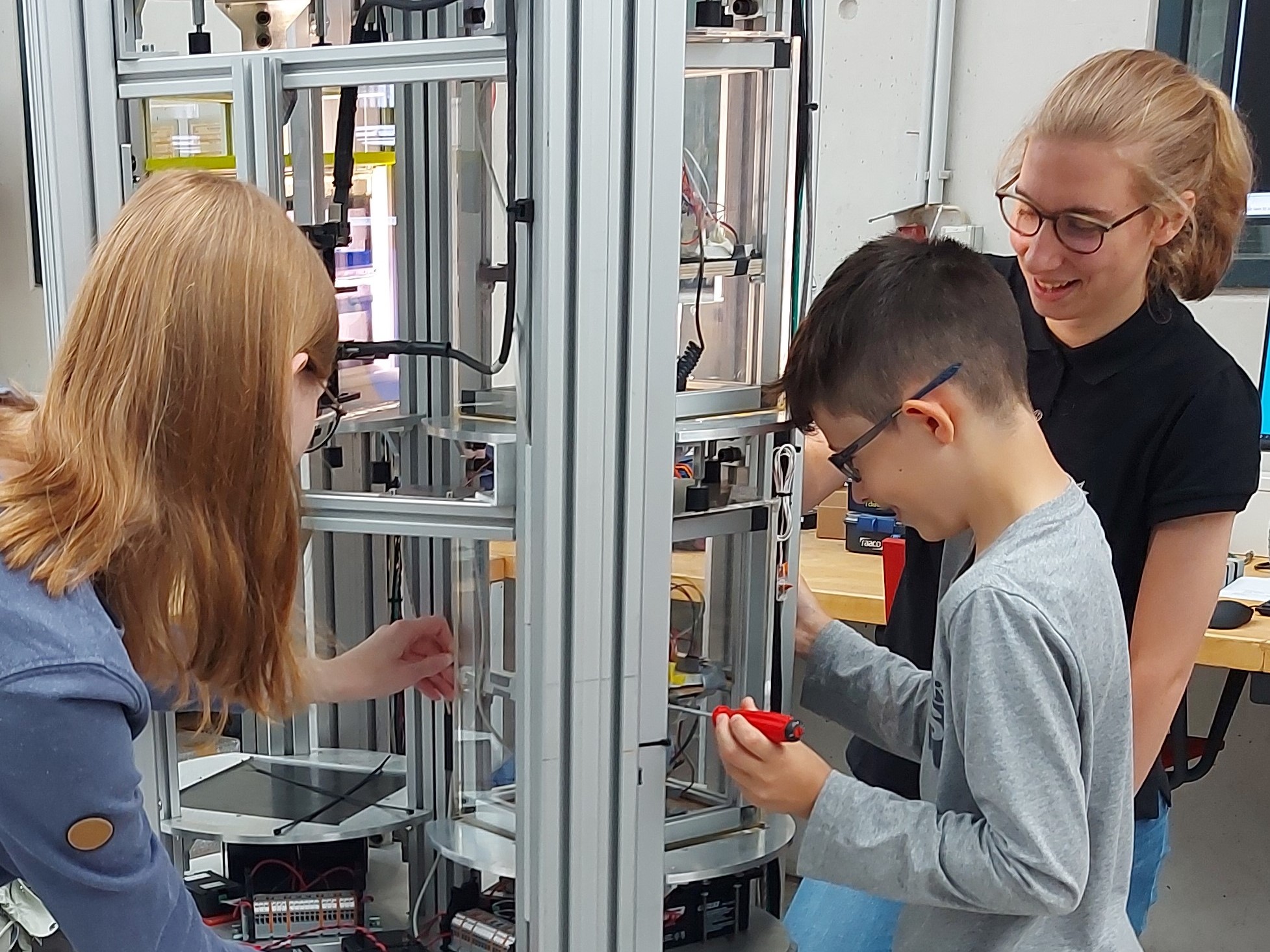 Mitglieder des DLR_School_Lab-Clubs be¬rei¬ten ih¬re Schwe¬re¬lo¬sig¬keits¬ex¬pe¬ri¬men¬te für den Ab¬wurf im Bre¬mer Fall¬turm vor