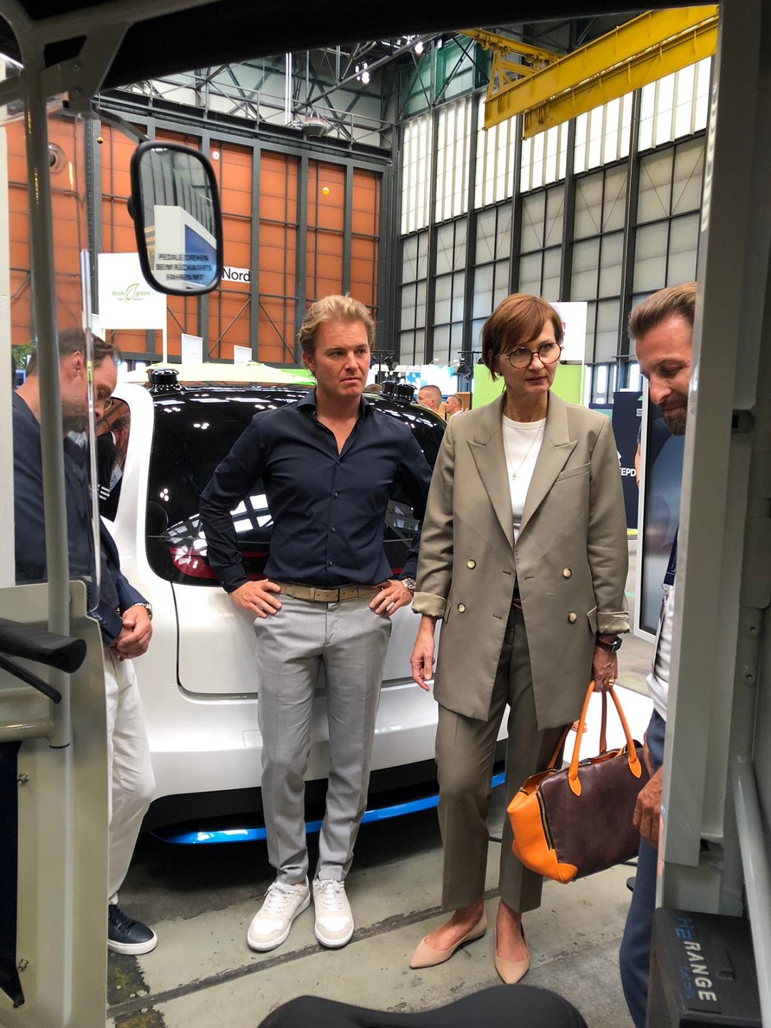 Bildungsministerin Stark-Watzinger mit Festival-Mitbegründer Nico Rosberg am DLR-Stand