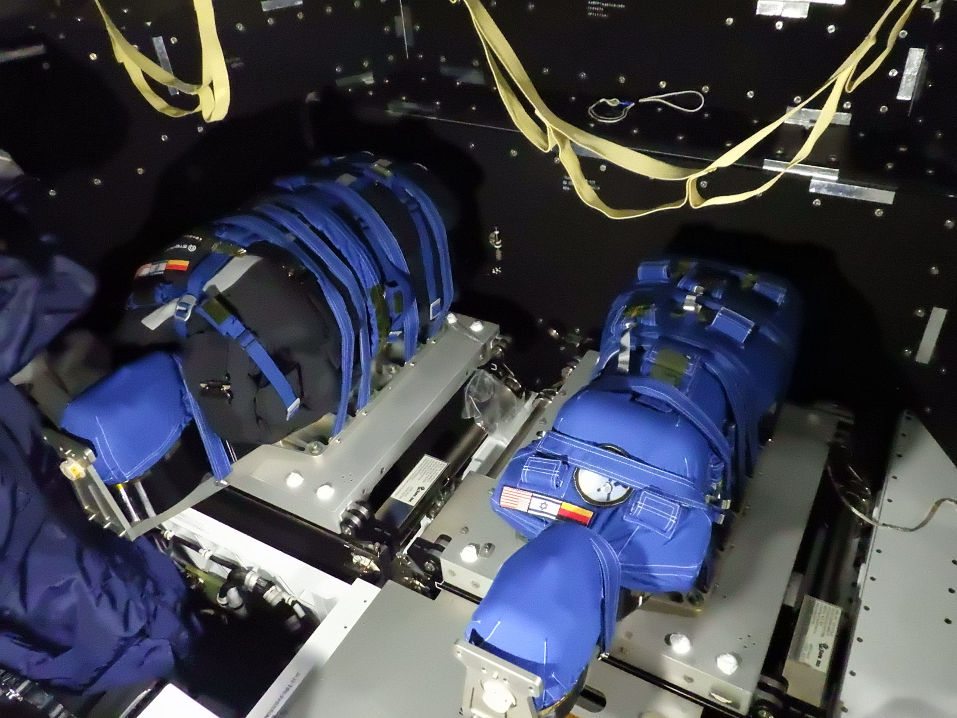 Helga und Zohar auf ihren Plätzen im Cockpit des Orion-Raumschiffs